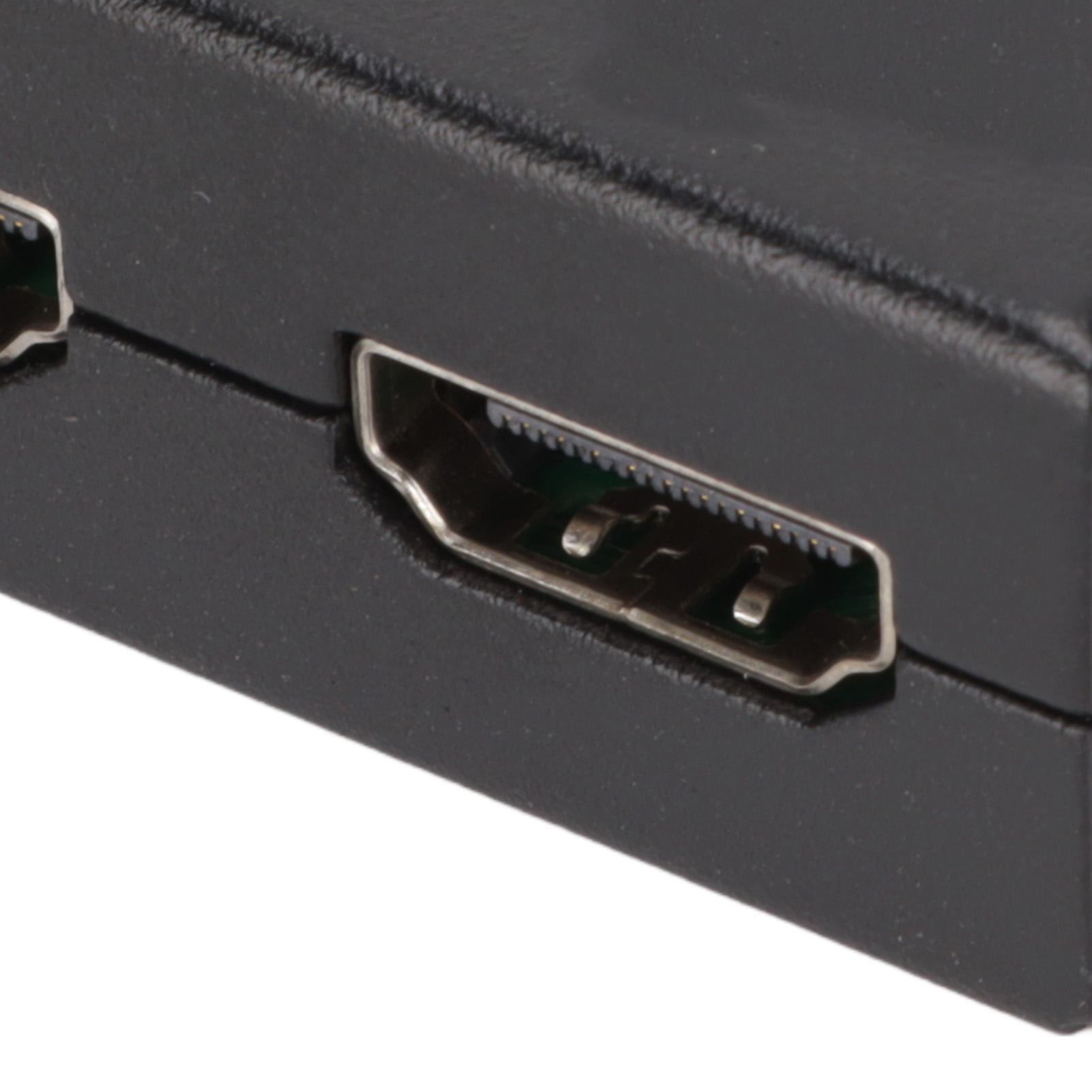 Nahaufnahme eines schwarzen HDMI-Anschlusses an einem schwarzen Gerät. Der Anschluss hat einen silbernen Rand und interne Stifte.