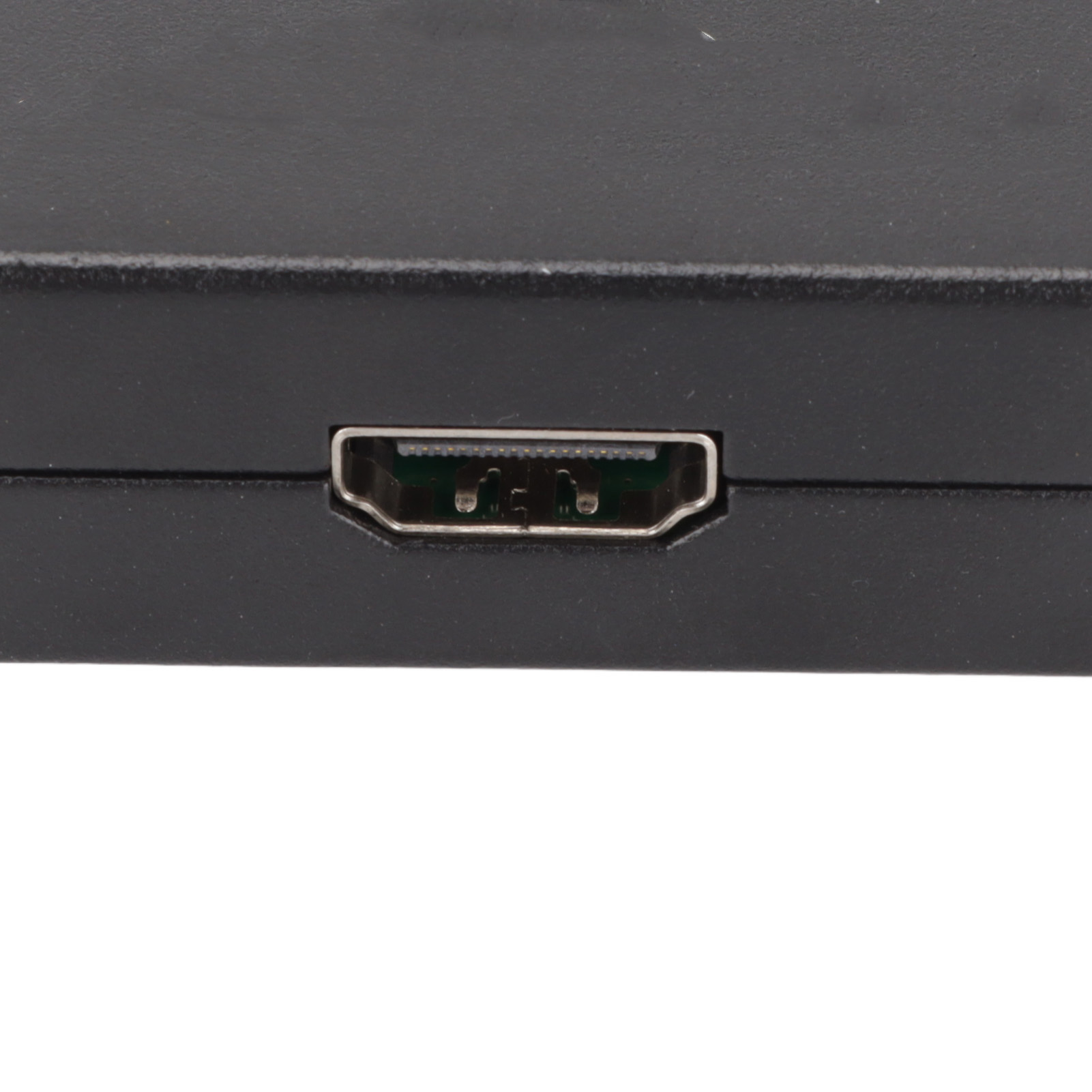 Nahaufnahme eines schwarzen Geräts mit einem HDMI-Anschluss. Der Anschluss ist silberfarben. Der Hintergrund ist weiß.