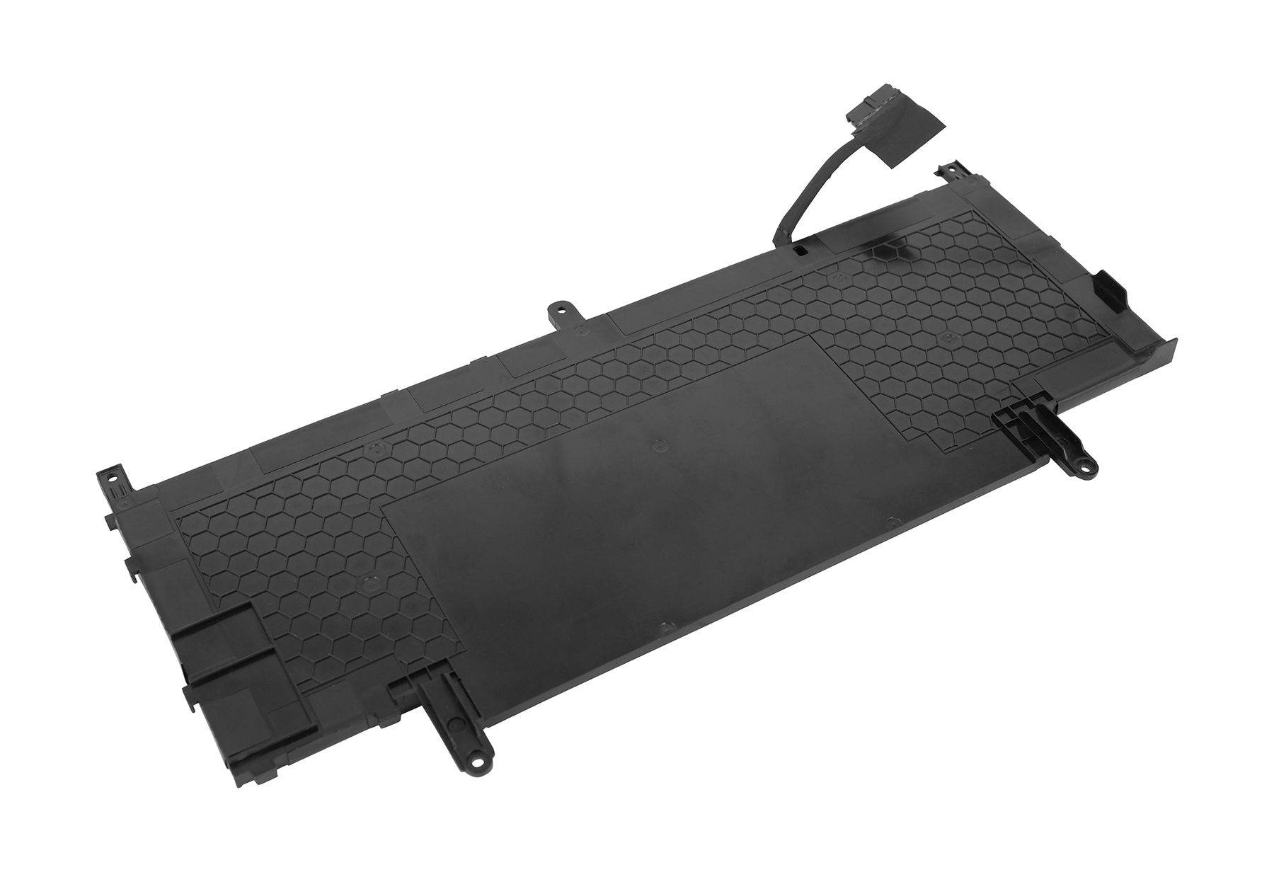 Ein schwarzes elektronisches Bauteil, wahrscheinlich ein Laptop-Teil, mit Wabenmuster, Anschlüssen und einem Kabel, isoliert auf Weiß.