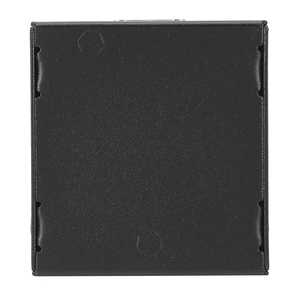 Nahaufnahme, Draufsicht auf eine schwarze, quadratische Metallbox. Die Oberfläche ist strukturiert, mit kleinen Löchern und dezenten Vertiefungen.