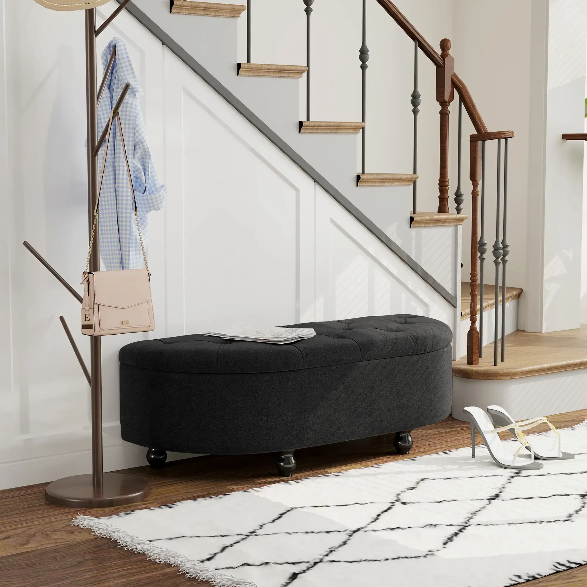 Ein Flur mit Garderobe, Treppe, Bank, Teppich und Schuhen. Die Bank ist schwarz, der Teppich weiß und schwarz.