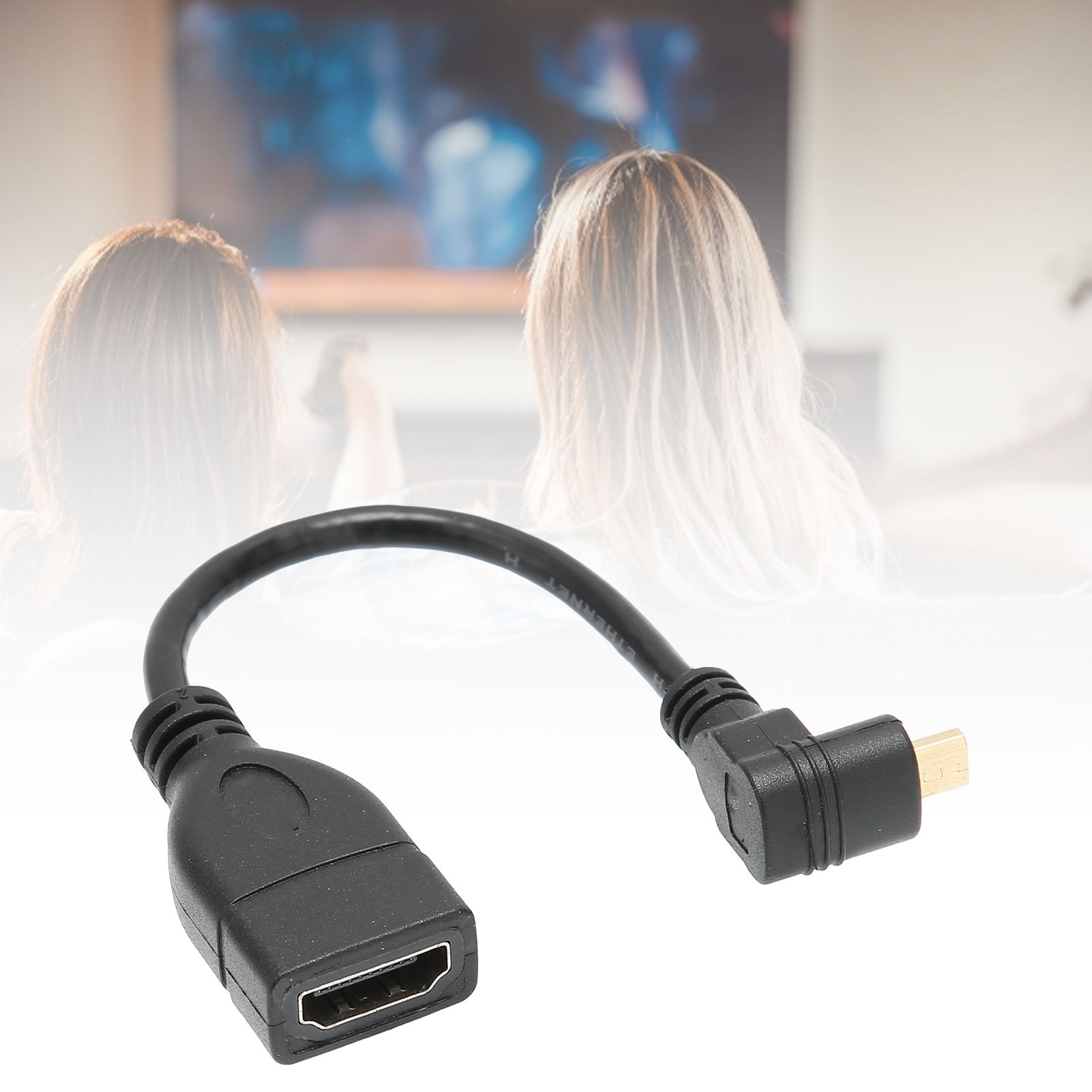 Schwarzes HDMI-Kabel mit Winkelstecker. Im Hintergrund schauen zwei Personen fern.