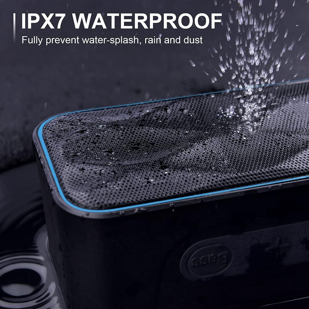 Schwarzer wasserdichter Lautsprecher. Wassertropfen sichtbar. Blaue Zierleiste. Text oben: „IPX7 WATERPROOF“.