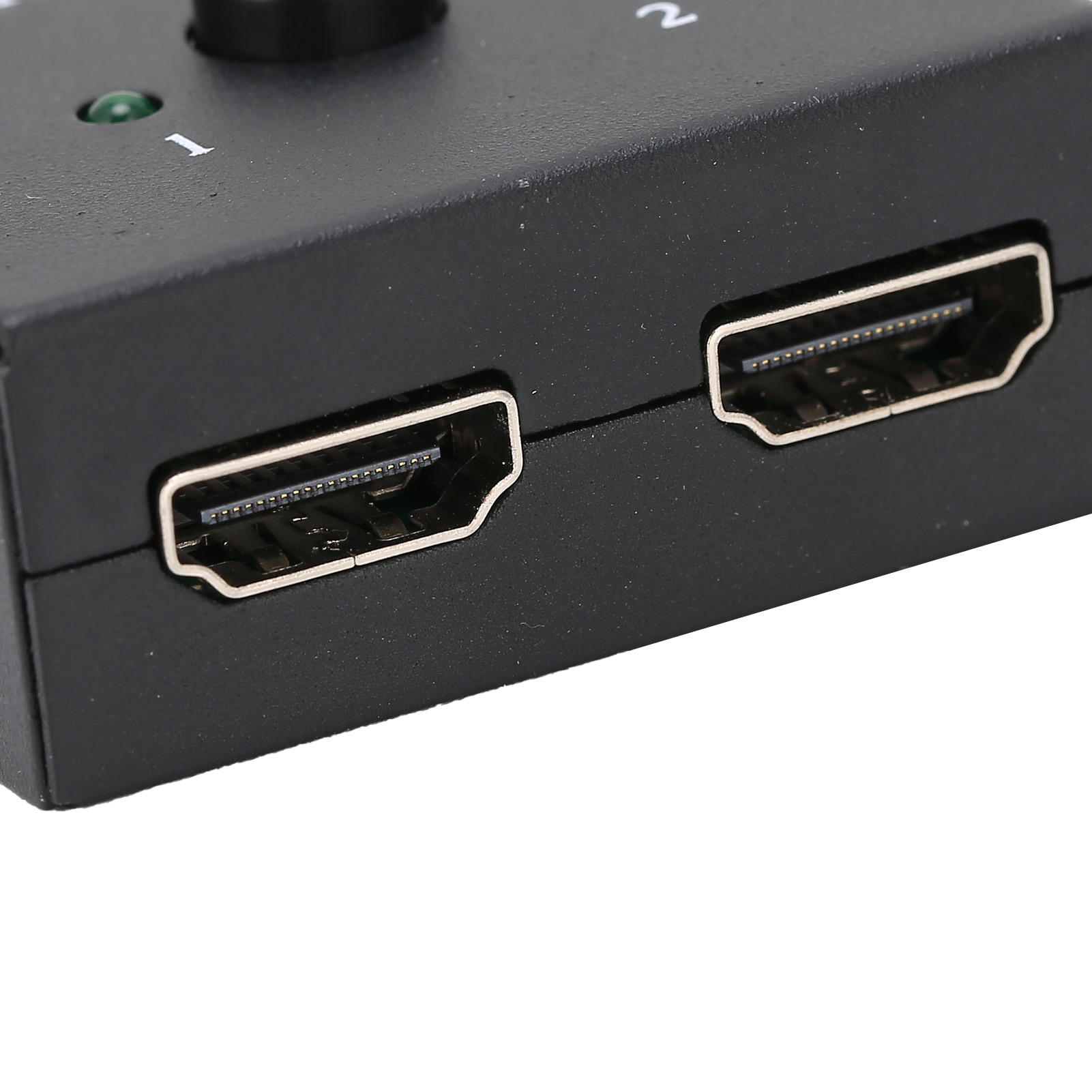 Ein schwarzer HDMI-Switch mit zwei sichtbaren Anschlüssen. Oben stehen die Zahlen 1 und 2. HDMI-Anschlüsse sind vorn.