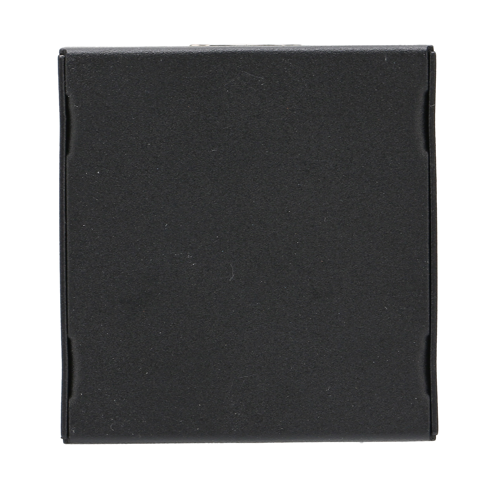 Eine rechteckige, schwarze Box ist zentriert und hat eine strukturierte Oberfläche. Der Hintergrund ist weiß.