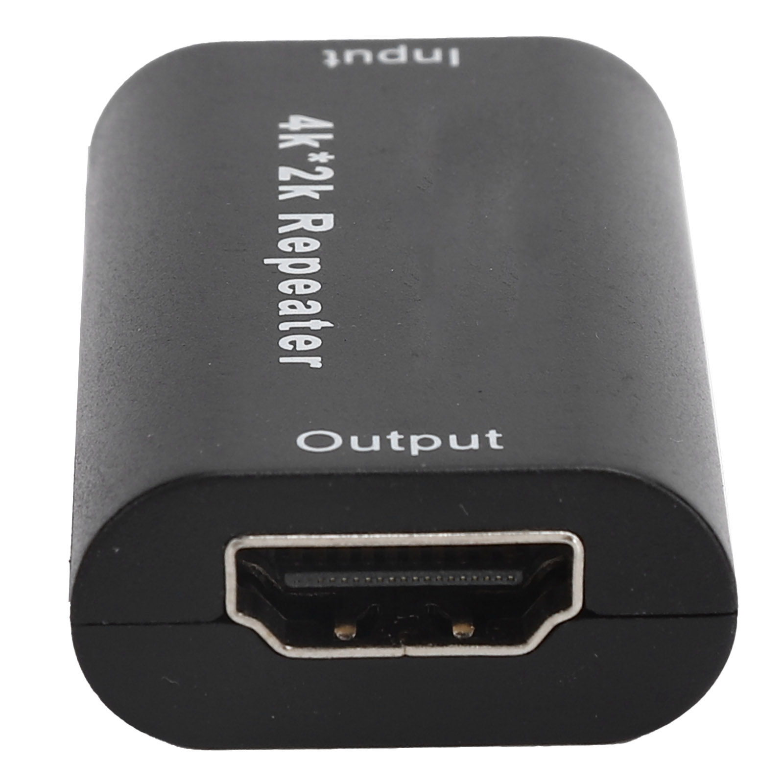 Ein schwarzer 4K*2K-Repeater mit den Aufschriften 'Input' und 'Output' sowie einem HDMI-Anschluss. Er befindet sich auf weißem Hintergrund.