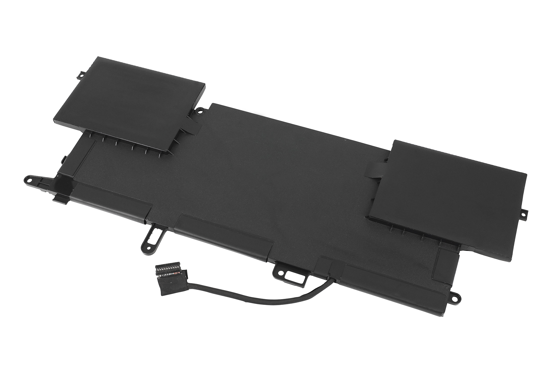 Una batteria nera per laptop su sfondo bianco. Ha diverse sezioni rettangolari e un cavo connettore.