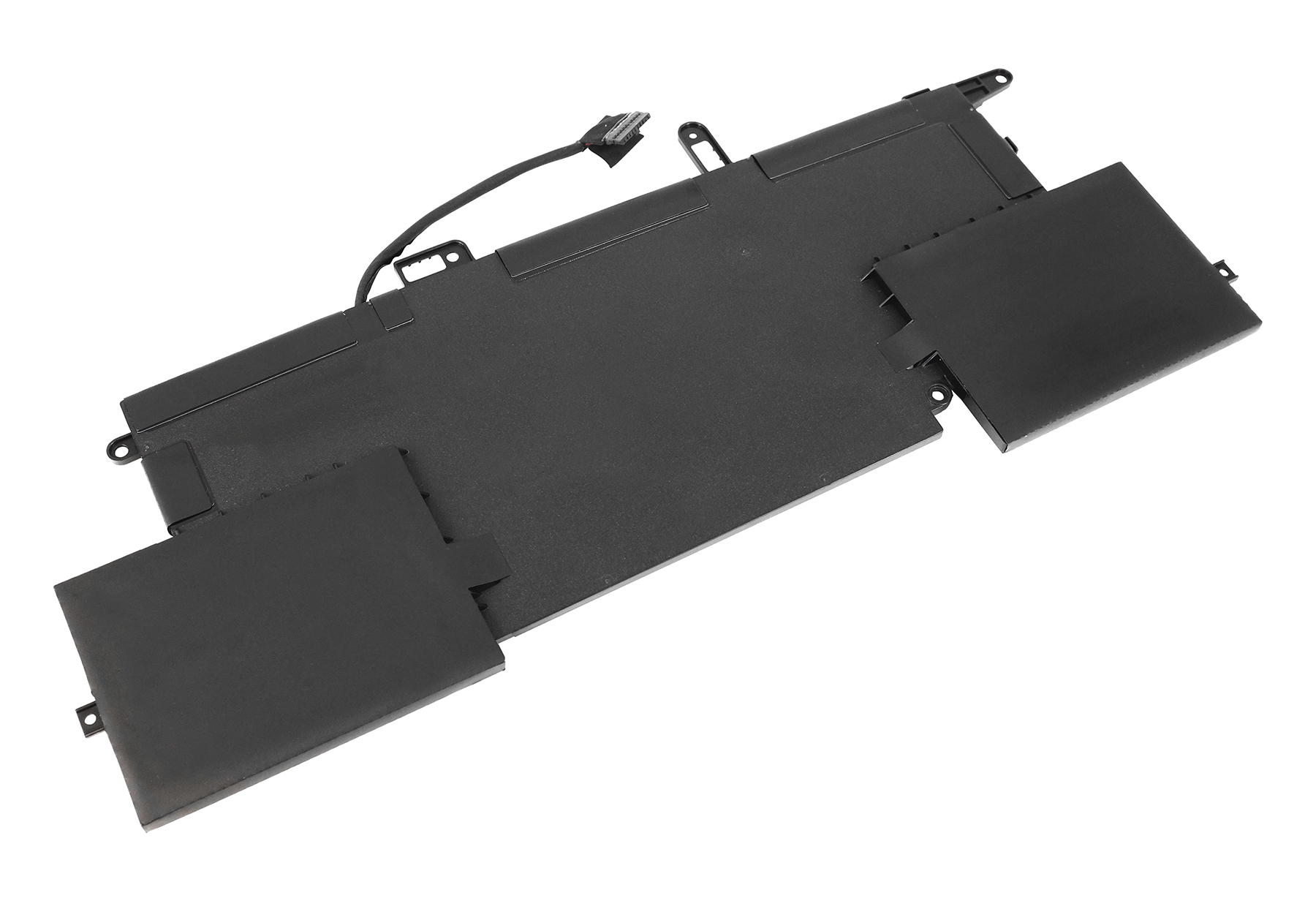 Una batteria nera per laptop su sfondo bianco. Ha un filo e un connettore. Due parti rettangolari sono attaccate.