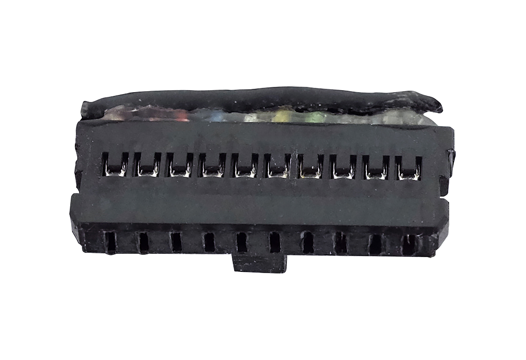 Un primo piano di un connettore elettronico nero con più pin metallici e piccole aperture, su sfondo bianco.