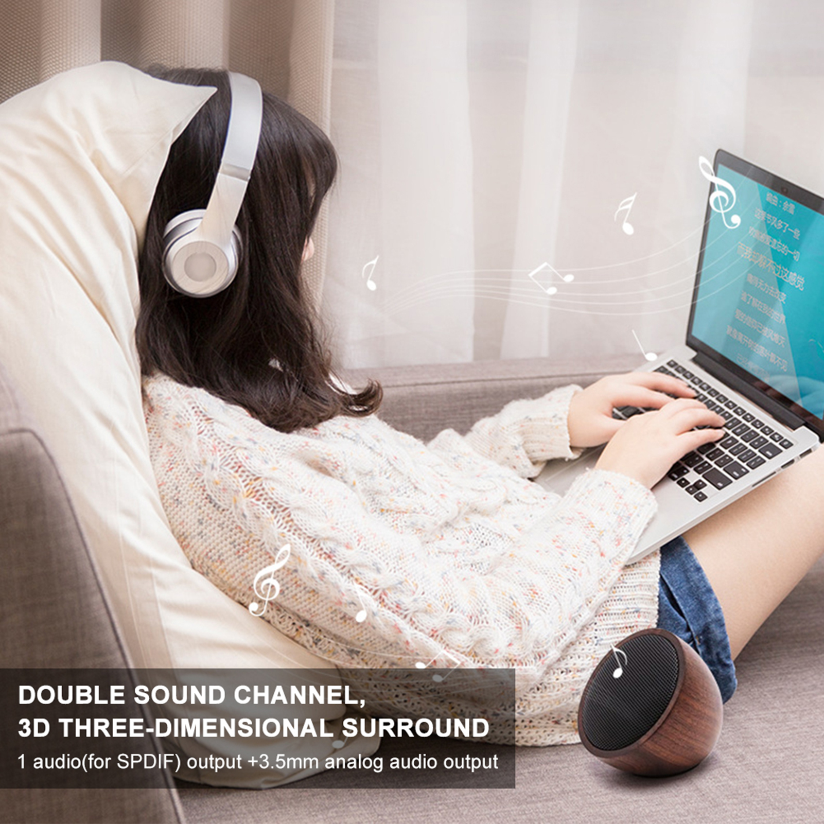 Eine Person mit Kopfhörern benutzt einen Laptop auf einer Couch, mit einem Lautsprecher in der Nähe. Musiknoten schweben herum.