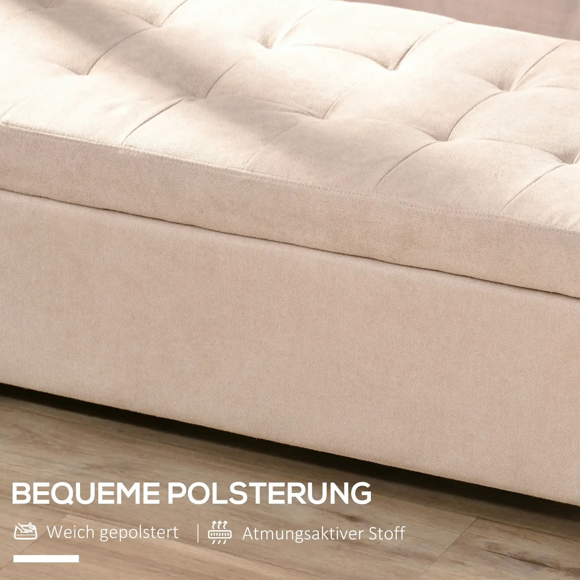 Nahaufnahme einer beige gepolsterten Ottomane mit getufteten Details. Unten Holzfußboden.
