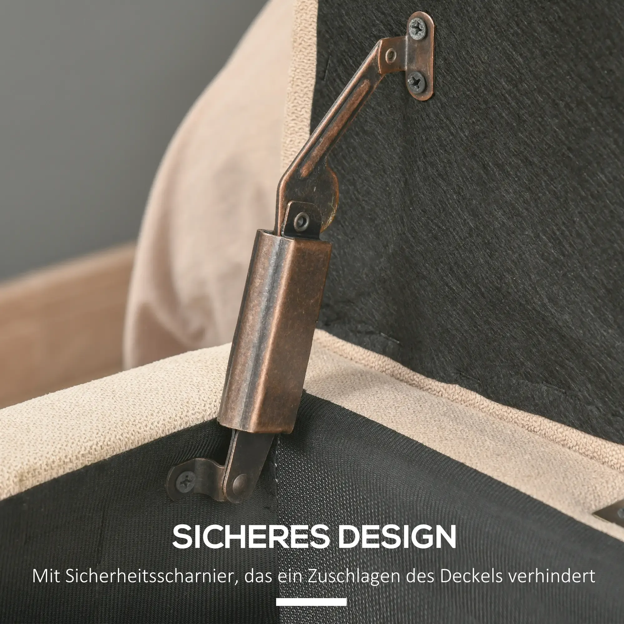 Nahaufnahme eines bronzenen Scharniers an einem Deckel. Das Scharnier ist an schwarzem Stoff befestigt.