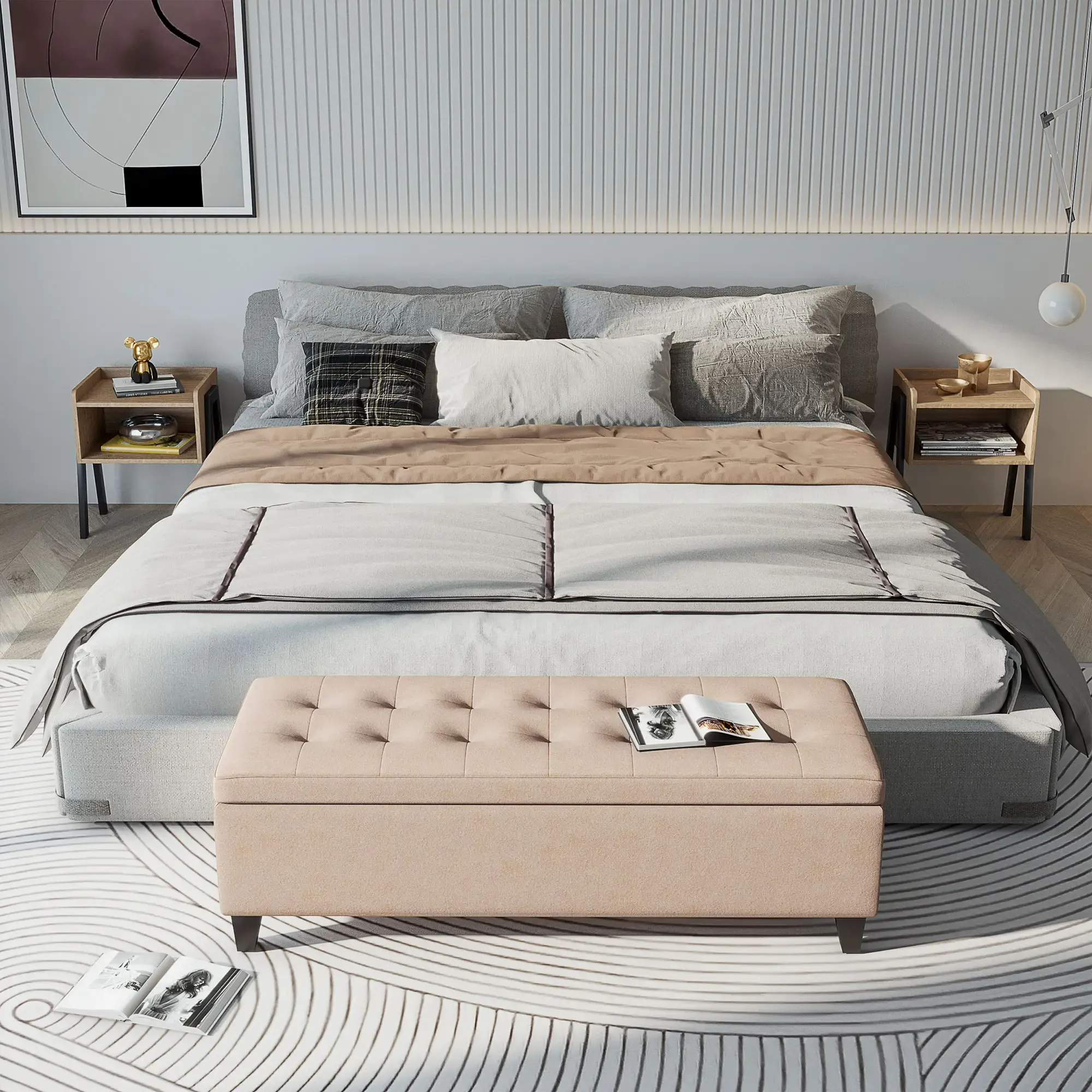 Ein Schlafzimmer mit Bett, Kissen, Nachttischen und einer Bank. Der Boden hat einen Teppich. Kunstwerk hängt über dem Bett.