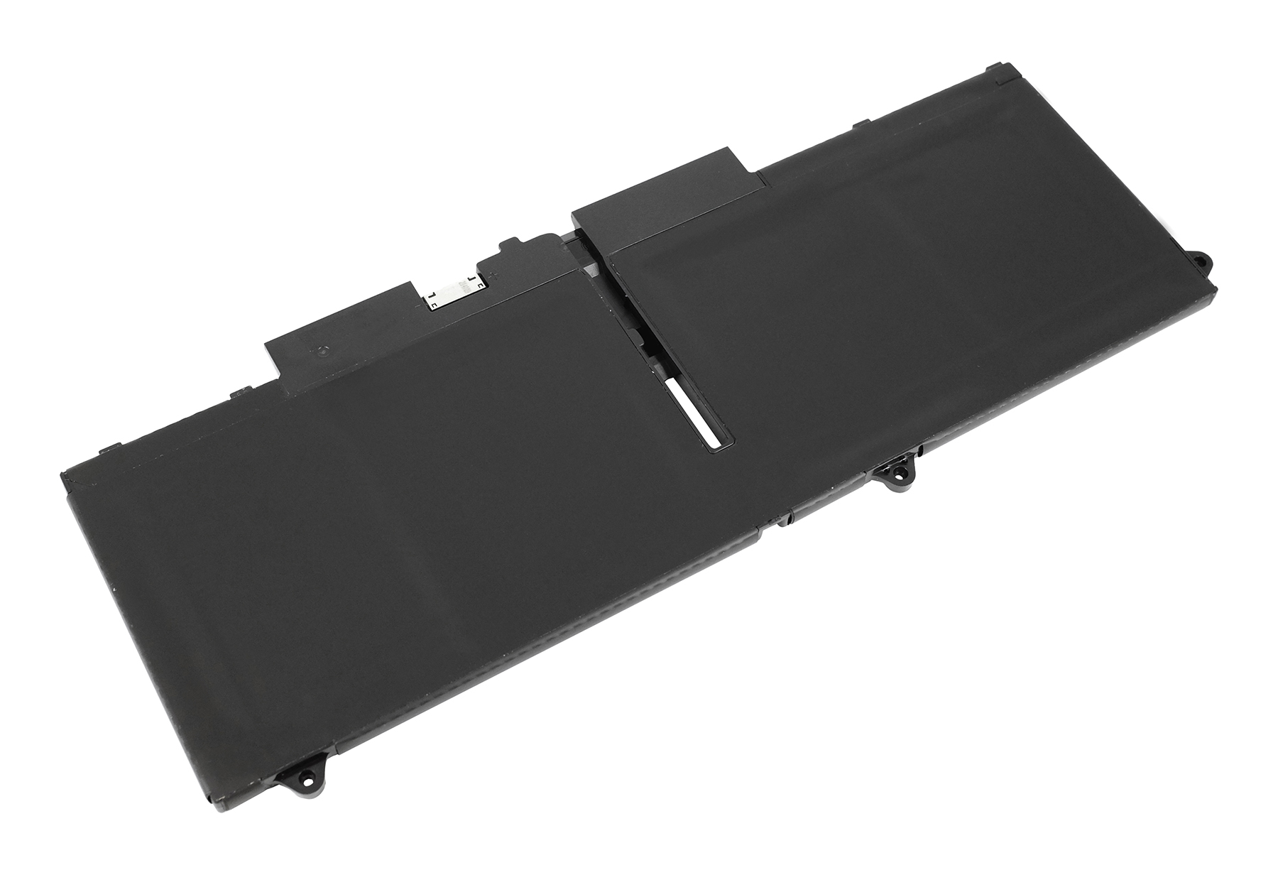 Una batteria nera per laptop su sfondo bianco. Ha una forma rettangolare con una sezione mancante. La batteria è angolata.