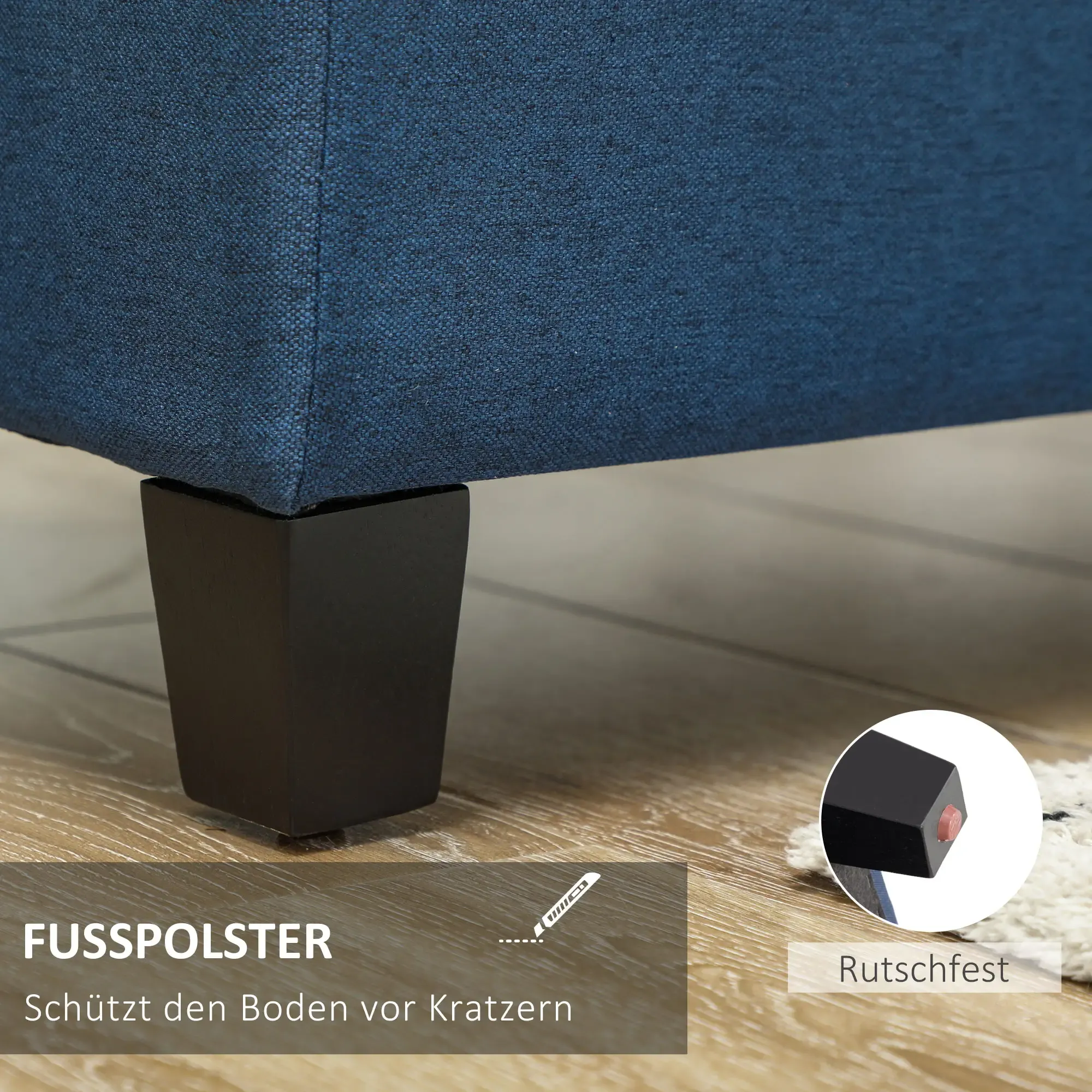 Nahaufnahme einer blauen Stoffsofaecke. Schwarzes quadratisches Bein ist sichtbar. Der Boden ist hellbraun. Text: Fussopolster, Rutschfest.