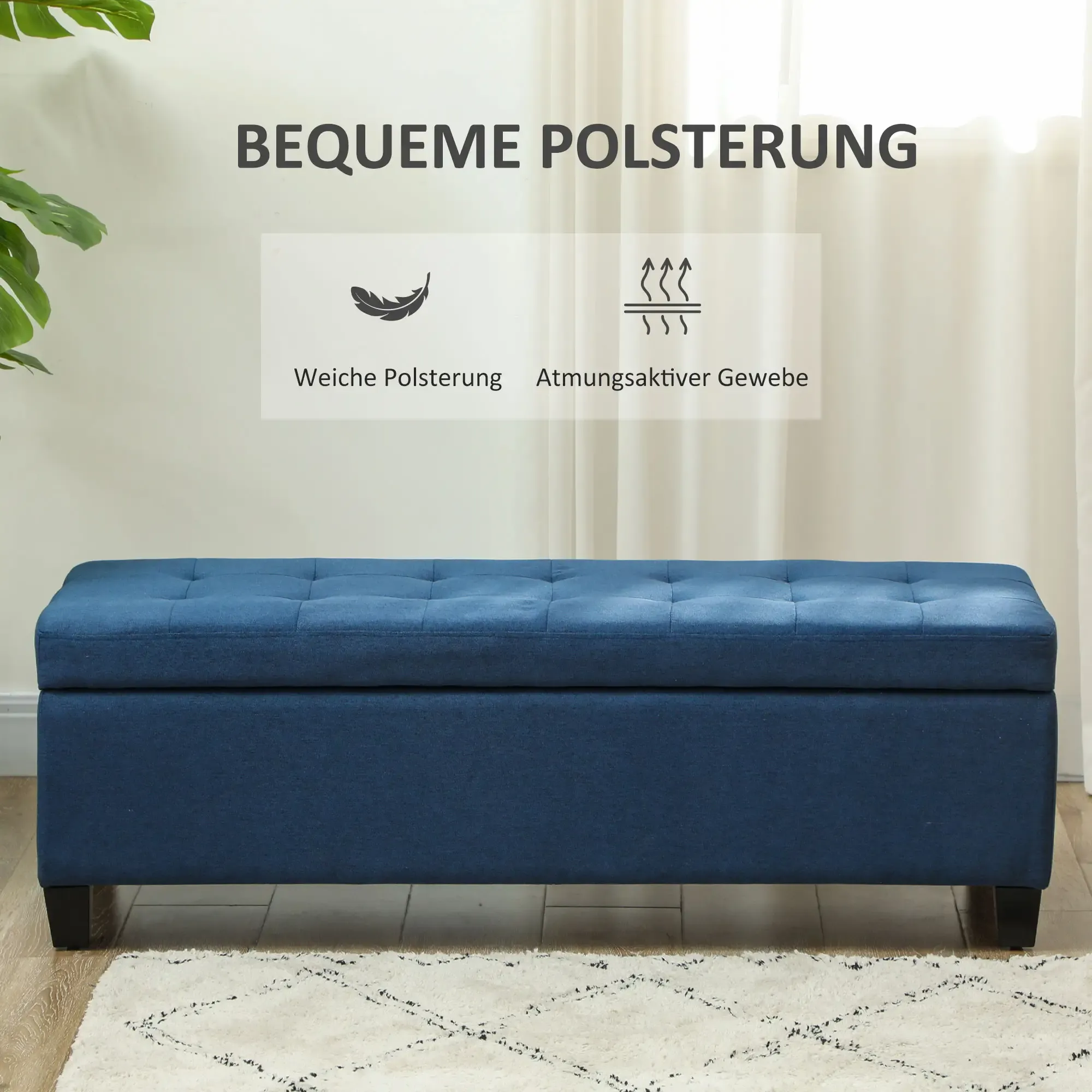Eine blau gepolsterte Bank mit Knopfdetails steht auf einem gemusterten Teppich. Der Text oben lautet 'BEQUEME POLSTERUNG'.