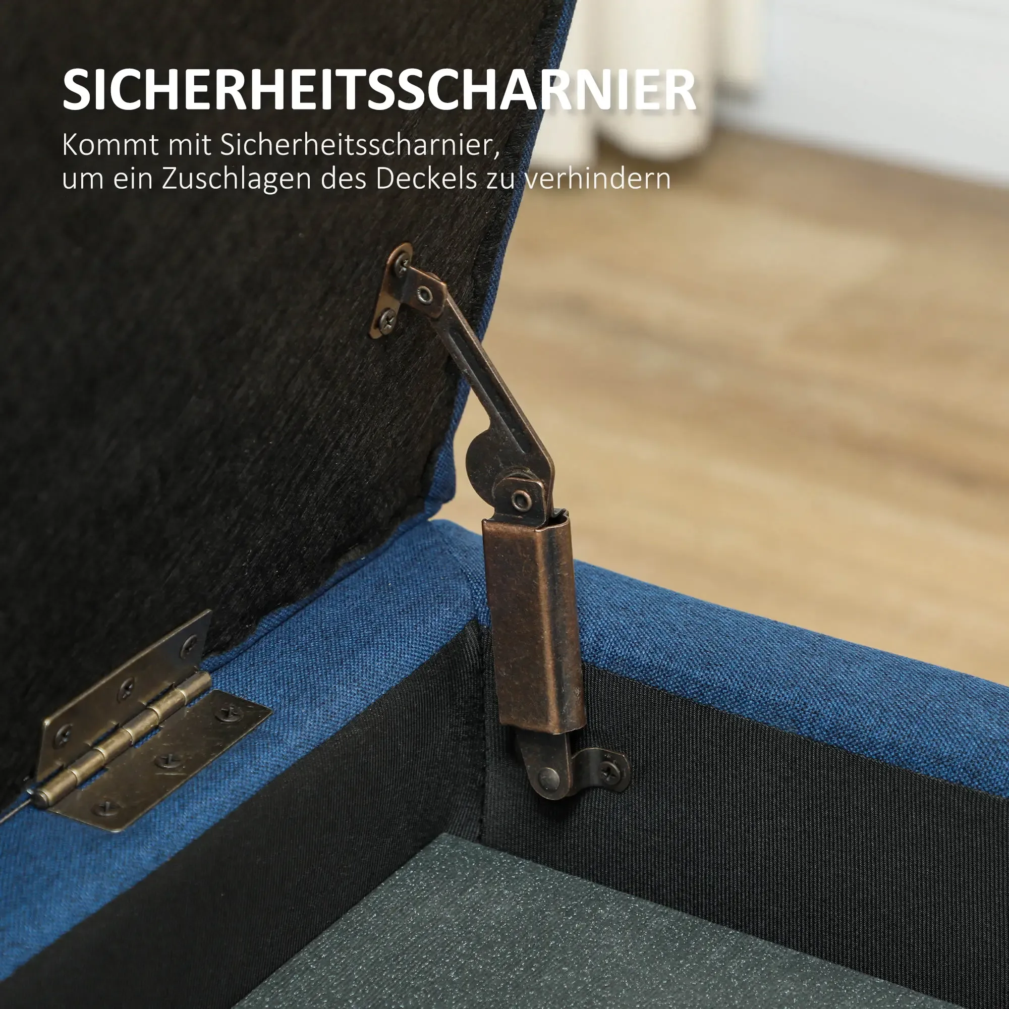 Blauer Stoffbank-Innenraum mit Sicherheitsverschluss. Dunkler Stoff und Holzboden sind sichtbar.