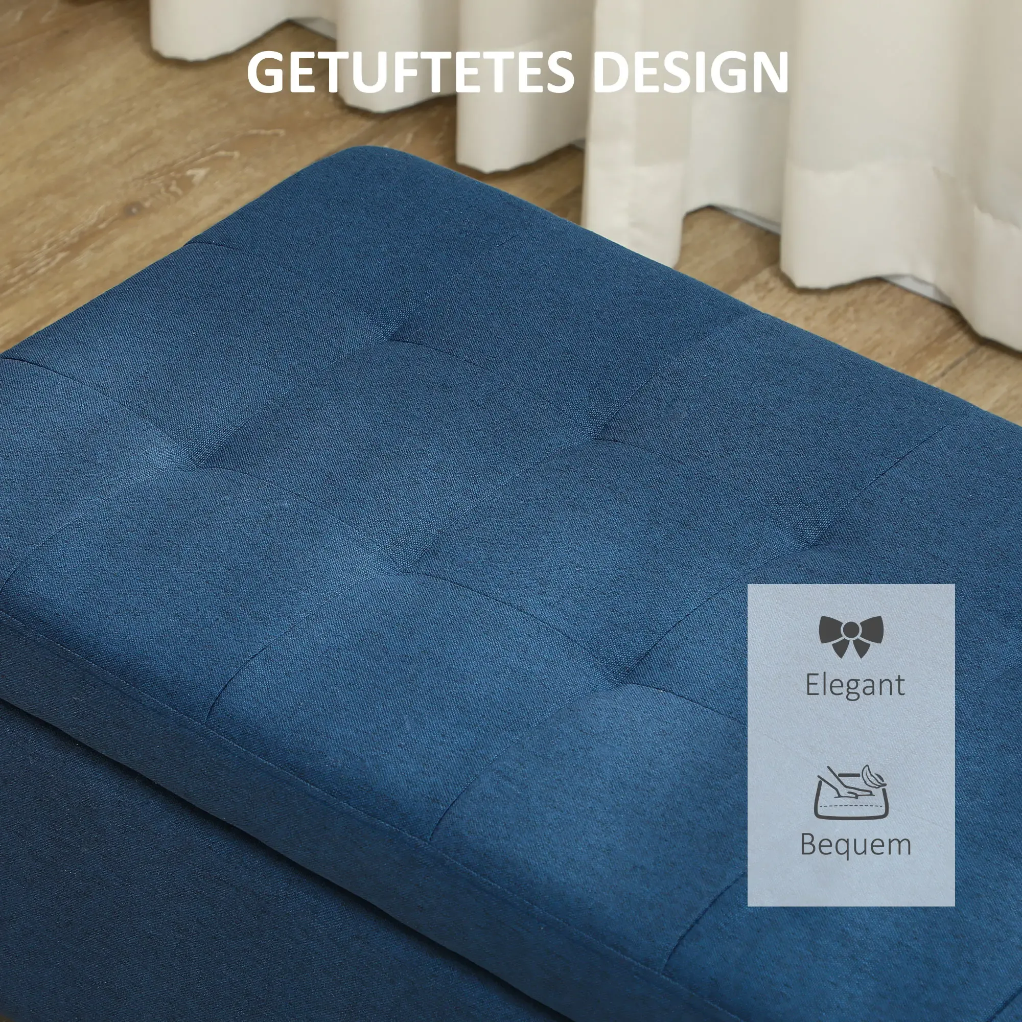Nahaufnahme eines blauen, getufteten Aufbewahrungshockers mit einem Hartholzboden und weißen Vorhängen im Hintergrund.