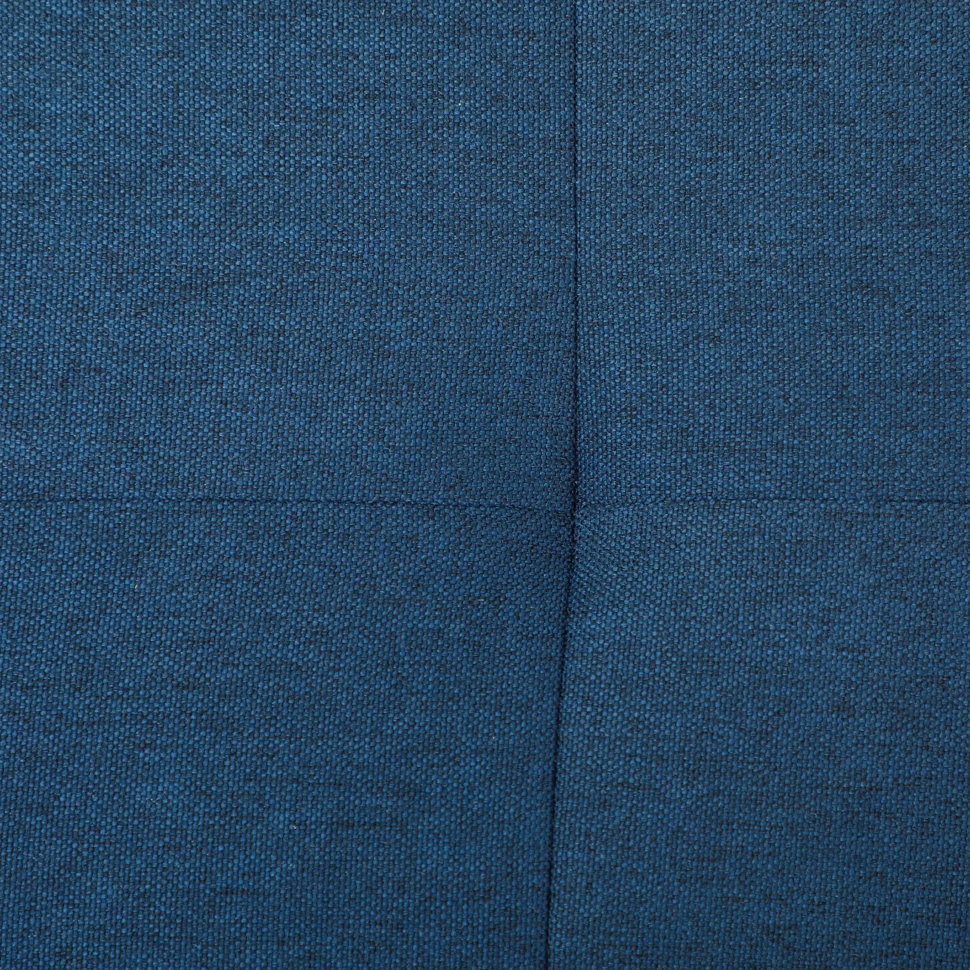 Nahaufnahme von blauem Stoff mit sichtbarer Textur und zwei vertikalen Nahtlinien.