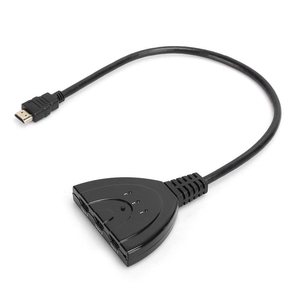 Schwarzer HDMI-Splitter mit drei Eingängen und einem Ausgang. Ein schwarzes Kabel verbindet den Splitter mit einem HDMI-Anschluss.