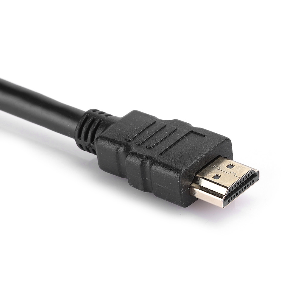 Nahaufnahme eines schwarzen HDMI-Kabels mit einem silbernen Stecker auf weißem Hintergrund. Das Kabel ist zum Betrachter geneigt.