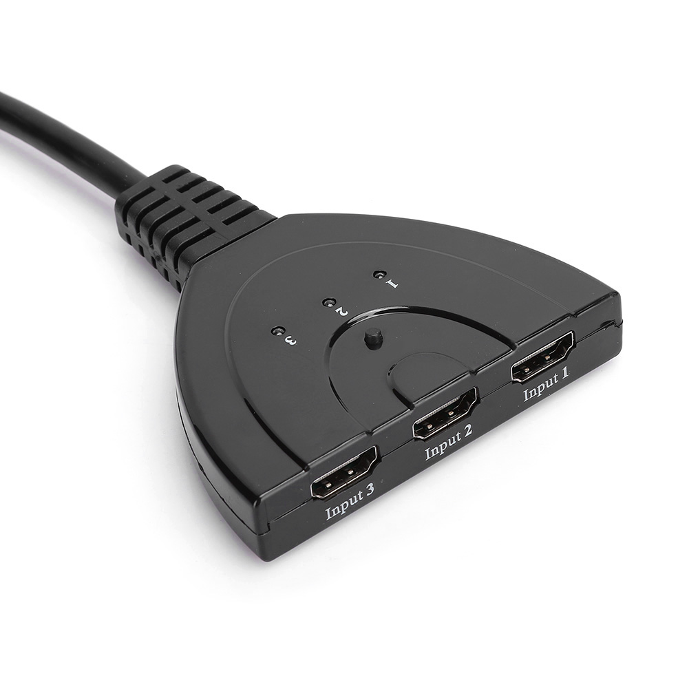 Ein schwarzer HDMI-Splitter mit drei Eingängen, beschriftet mit 1, 2 und 3. Ein Kabel geht von dem Gerät aus. Der Hintergrund ist weiß.