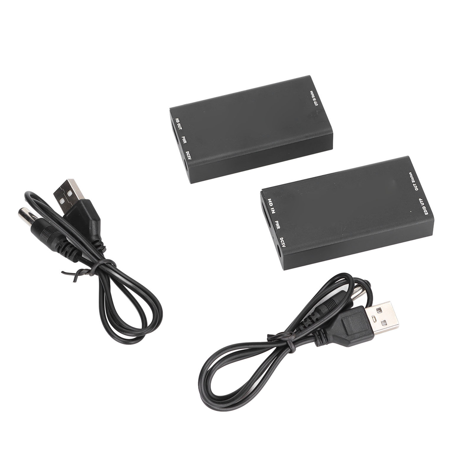 Zwei schwarze elektronische Geräte mit Etiketten, zusammen mit zwei schwarzen Kabeln mit USB- und Stromanschlüssen.
