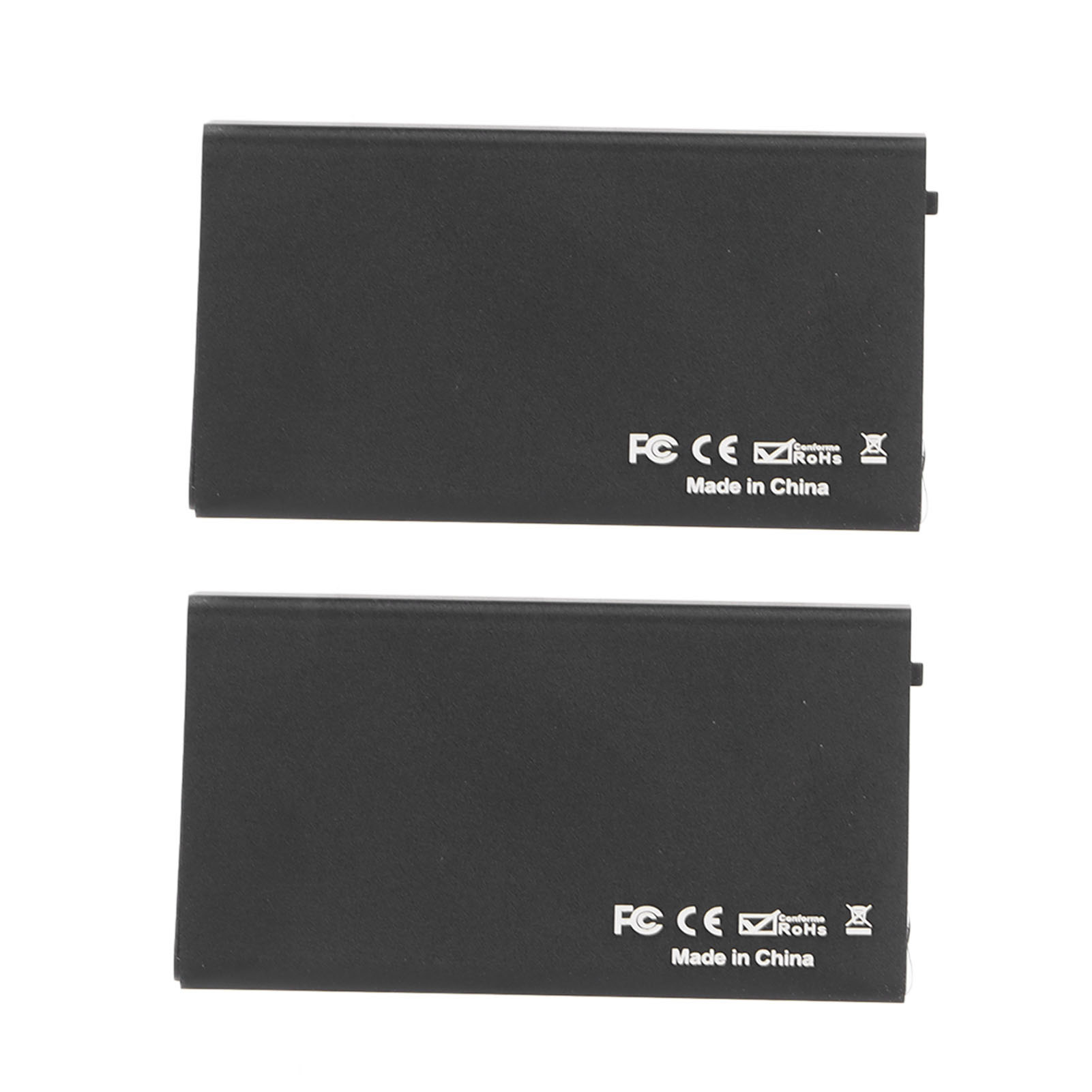Zwei schwarze rechteckige Objekte, möglicherweise Batterien, sind gestapelt. Jedes hat Text: FC CE, RoHS, Made in China.