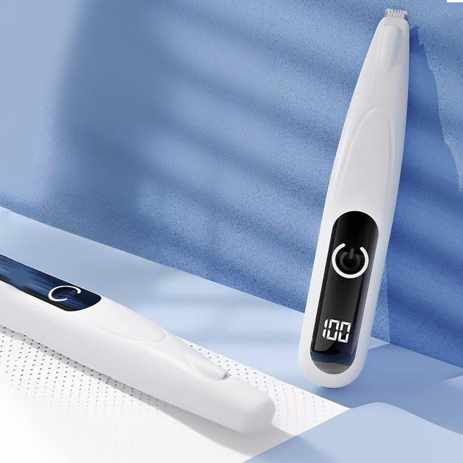 Zwei weiße elektrische Haarschneider auf einer blauen Oberfläche. Einer steht aufrecht und zeigt ein Display mit der Nummer 100. Der andere ist abgewinkelt.