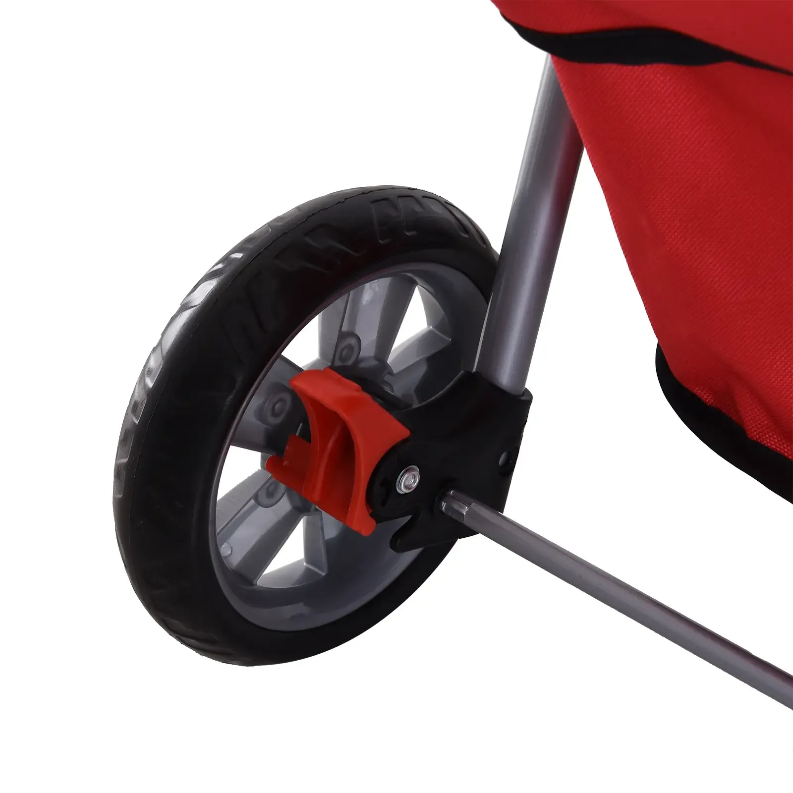 Nahaufnahme eines Kinderwagenrads. Der schwarze Reifen liegt über einem grauen Rad. Eine rote Bremse und roter Stoff sind auch sichtbar.