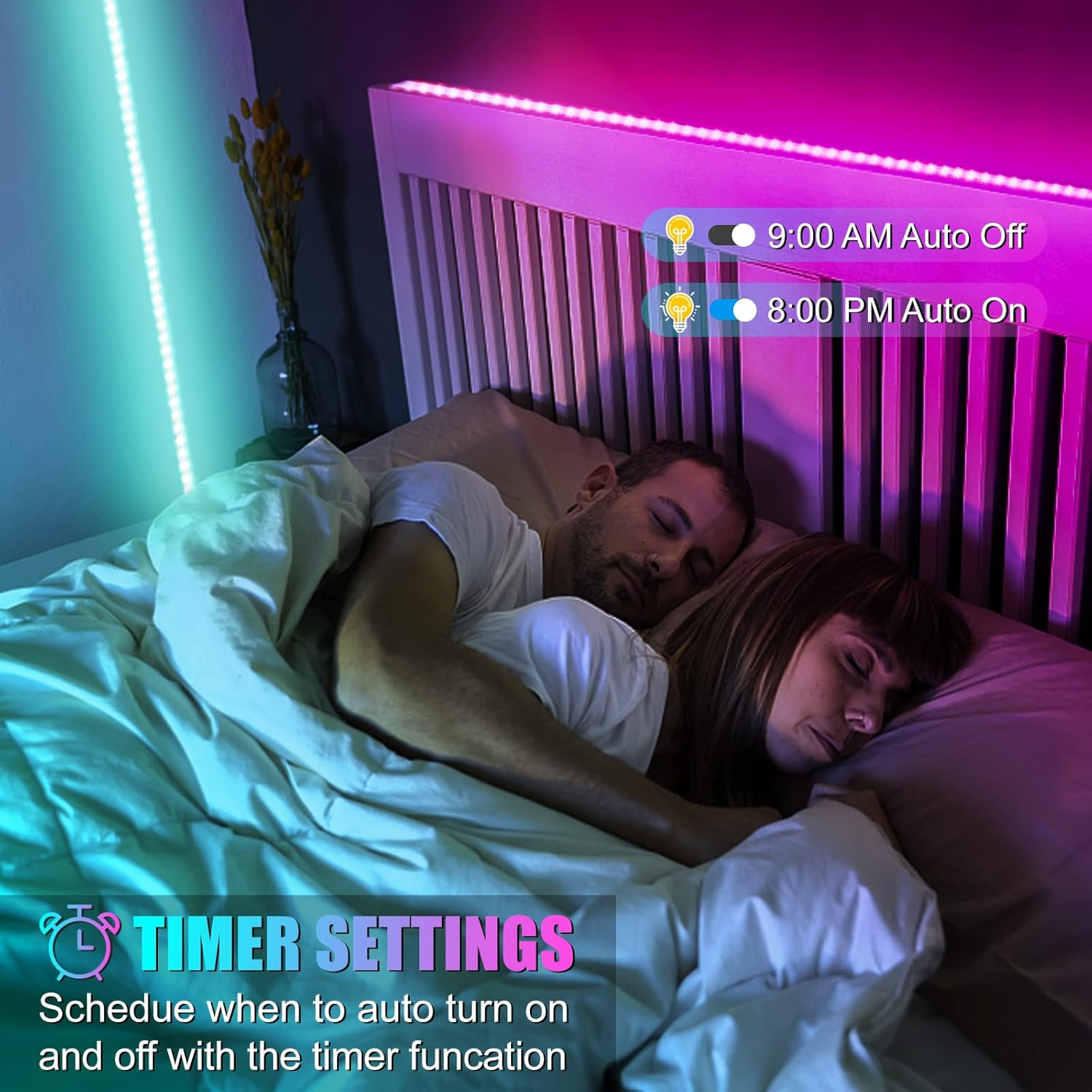 Ein Paar schläft im Bett, Timer-Einstellungen werden angezeigt. Lichter sind an. Der Text lautet '9:00 AM Auto Off' und '8:00 PM Auto On'.