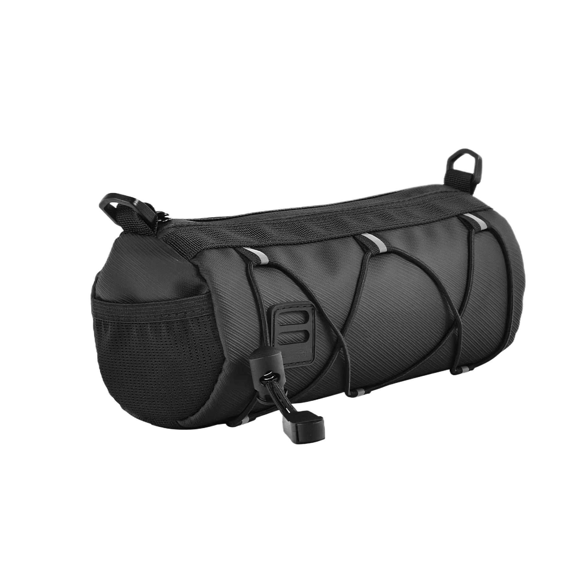 Schwarze zylindrische Fahrradlenkertasche mit Netztasche, reflektierenden Streifen und elastischen Kordeln, isoliert auf Weiß.