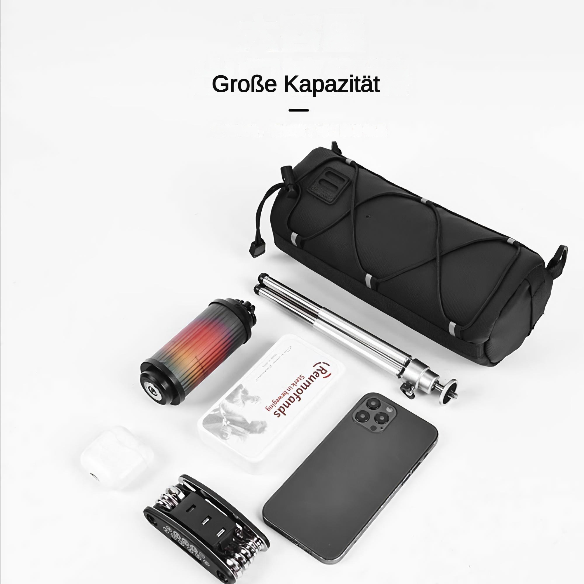 Anordnung von schwarzer Fahrradtasche, Telefon, Werkzeugen, Wasserflasche, Ohrhörern und anderen Gegenständen auf weißer Oberfläche.