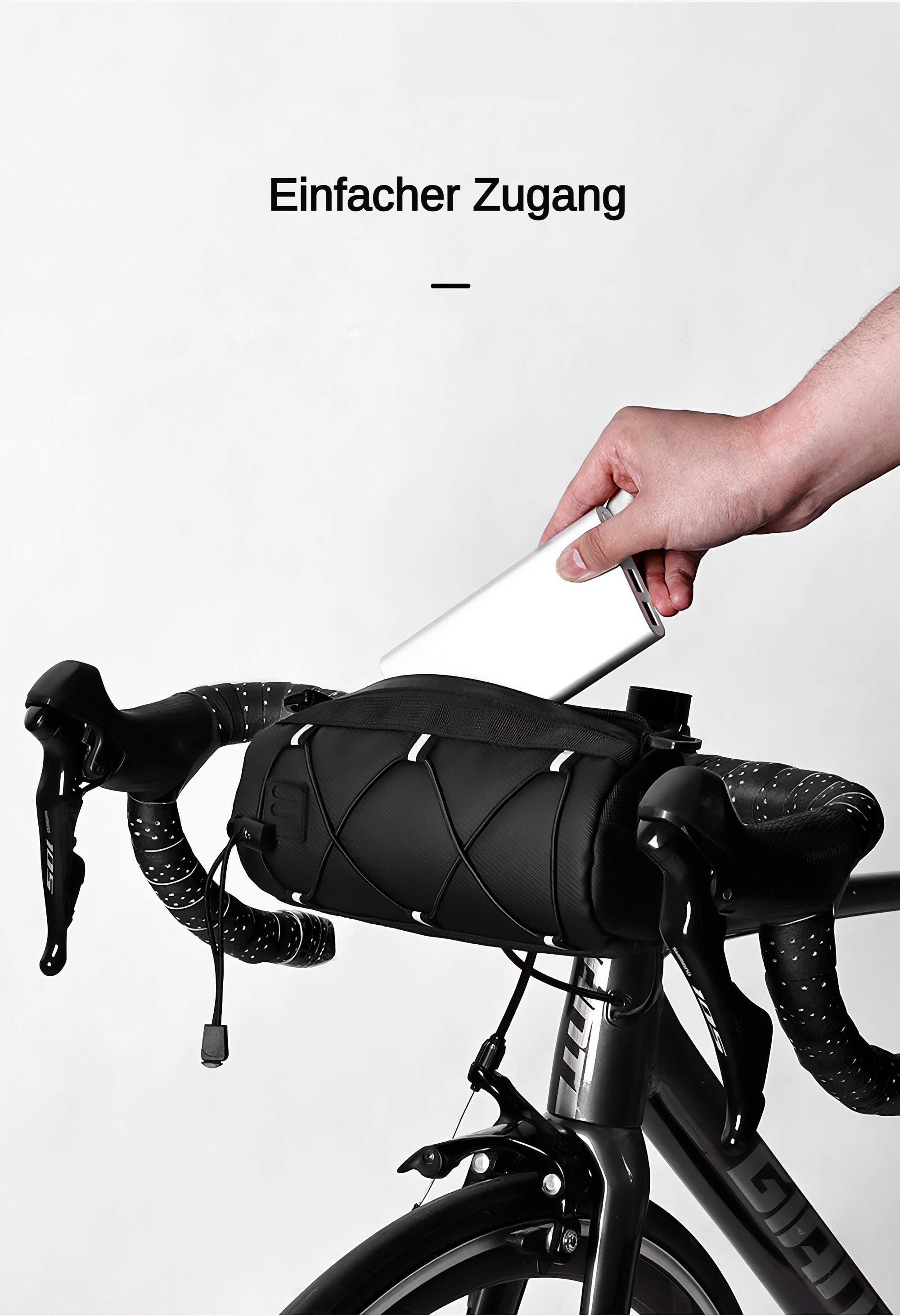 Eine Hand legt einen silbernen Gegenstand in eine schwarze Lenkertasche eines Fahrrads. Das Fahrrad ist schwarz und grau.
