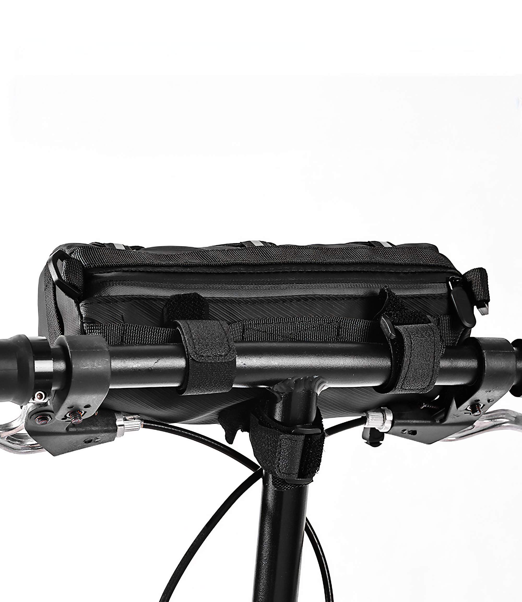 Eine schwarze Lenkertasche, die mit Riemen an Fahrradlenkern befestigt ist. Lenker und Tasche sind zentriert.