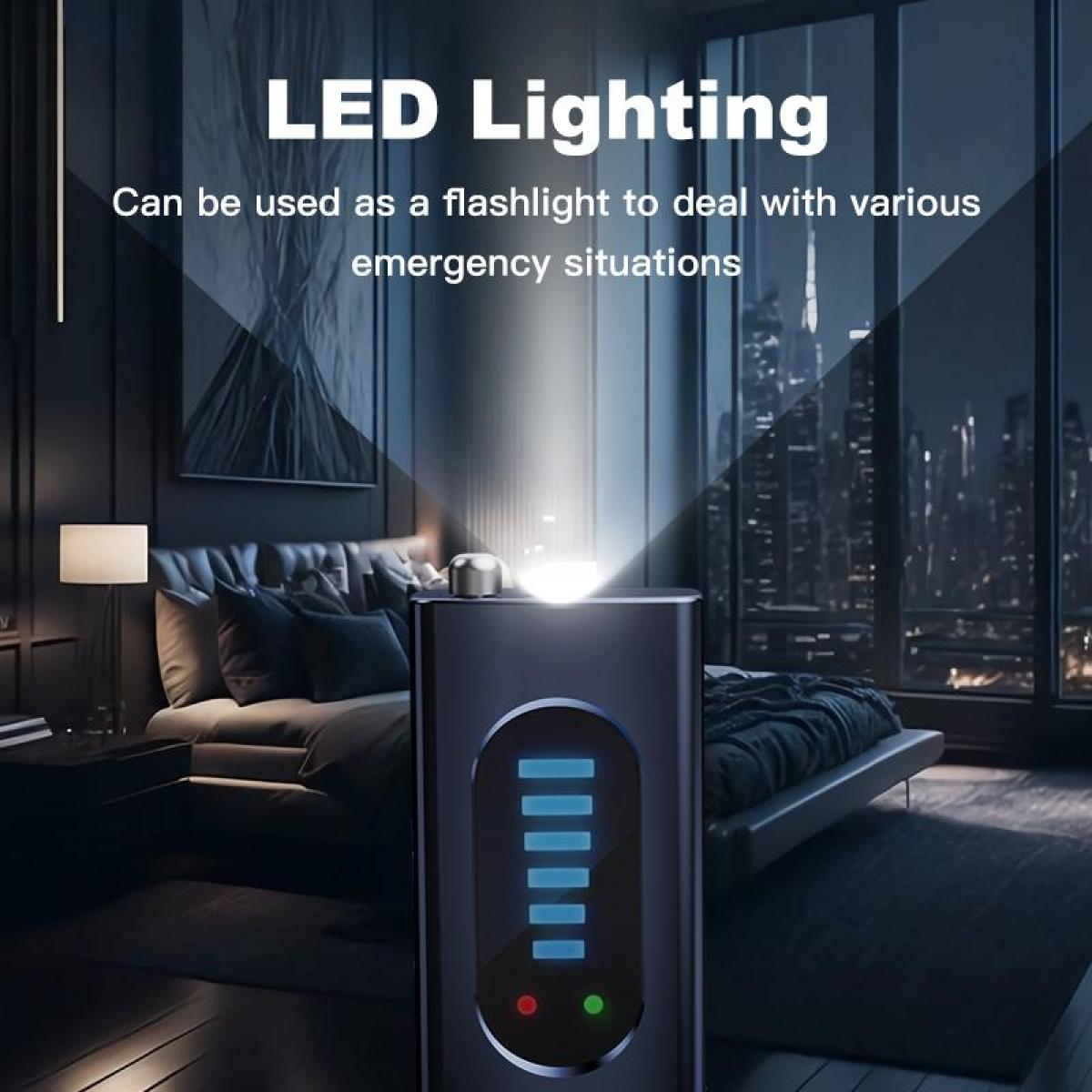 Schwarze LED-Taschenlampe mit blauer Batteriestandsanzeige in einem Schlafzimmer. Ein heller Lichtstrahl scheint.