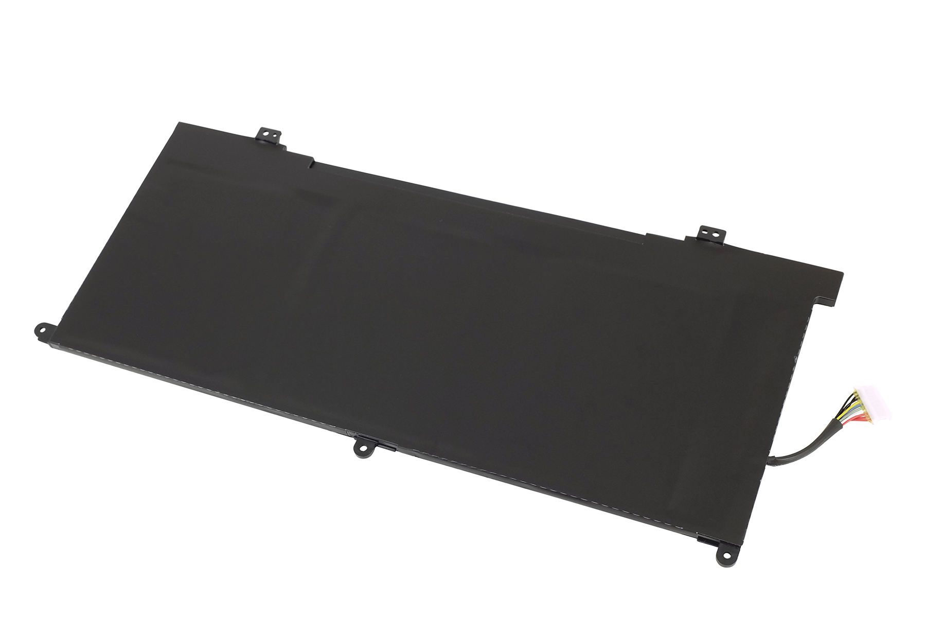 Ein schwarzer rechteckiger Laptop-Akku liegt auf weißem Hintergrund. Ein Kabel mit farbigen Drähten ragt heraus.