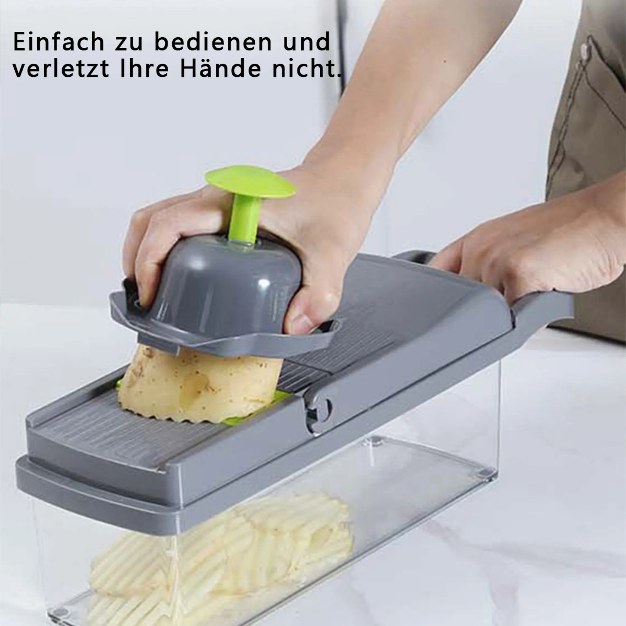 Eine Person schneidet eine Kartoffel mit einem grauen Schneider. Die Kartoffel wird auf den Schneider gelegt, und geschnittene Stücke fallen in einen Behälter.