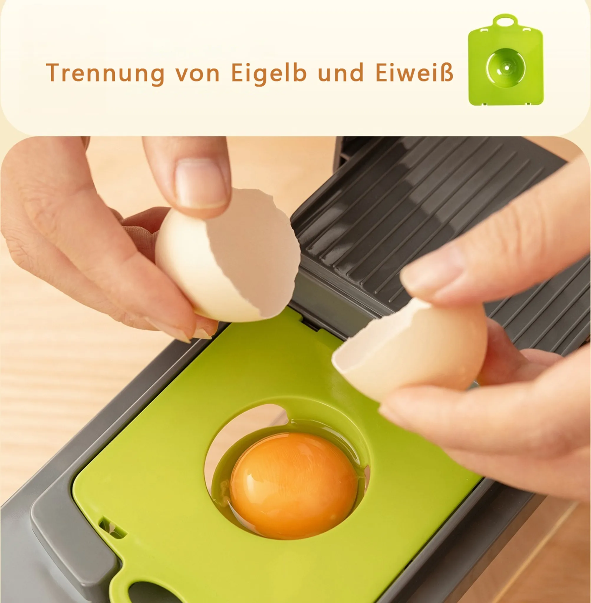 Hände, die ein Ei über einem Separator aufschlagen. Das Eigelb liegt im Gerät, Schalenstücke auf beiden Seiten.