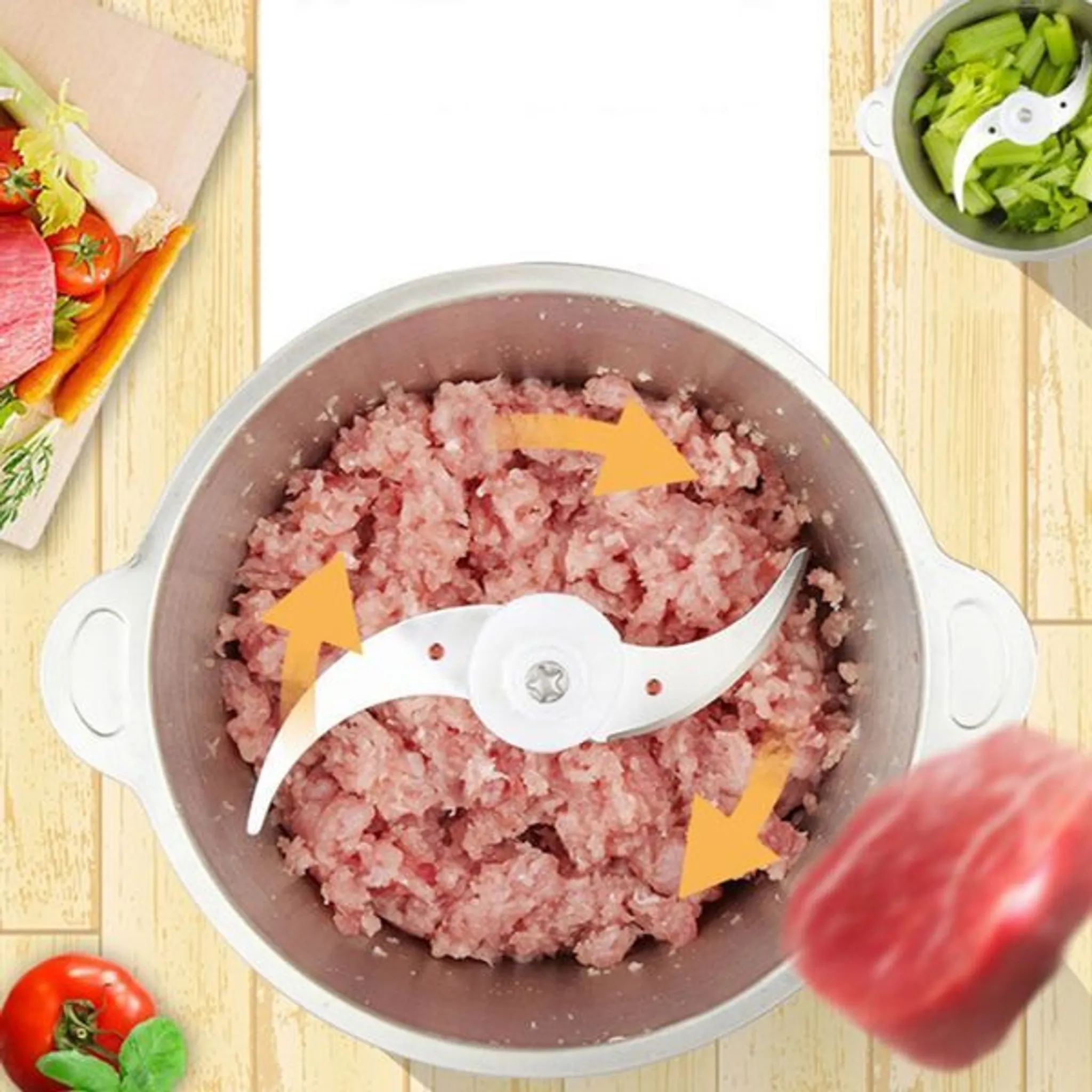 Ein Foodprocessor mit Hackfleisch, einer Schneideklinge und Gemüse. Pfeile zeigen die Schneideaktion an. Ein rohes Fleischstück wird ebenfalls gezeigt.