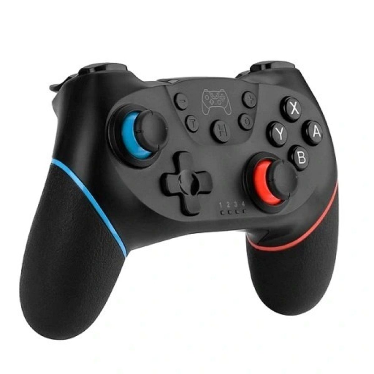Schwarzer Gamecontroller mit blauen und roten Akzenten. Mit Tasten, Steuerkreuz und Analogsticks. Isoliert auf weißem Hintergrund.