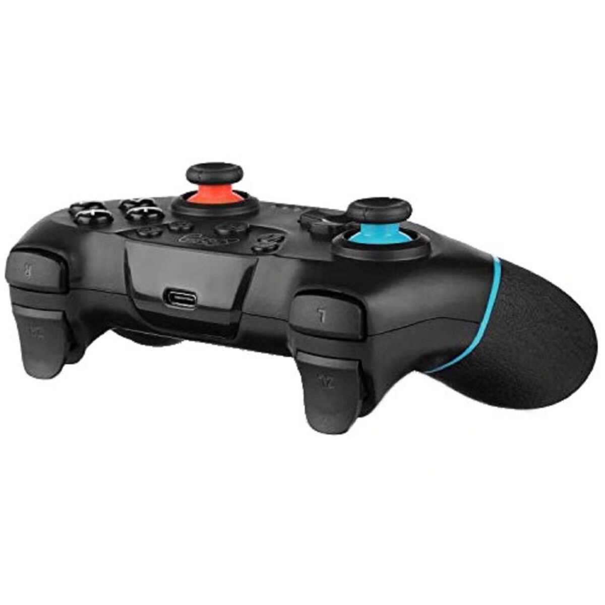 Ein schwarzer Gamecontroller mit roten und blauen Joysticks. Er hat Knöpfe, Trigger und einen USB-Anschluss. Der Griffbereich hat einen blauen Streifen.