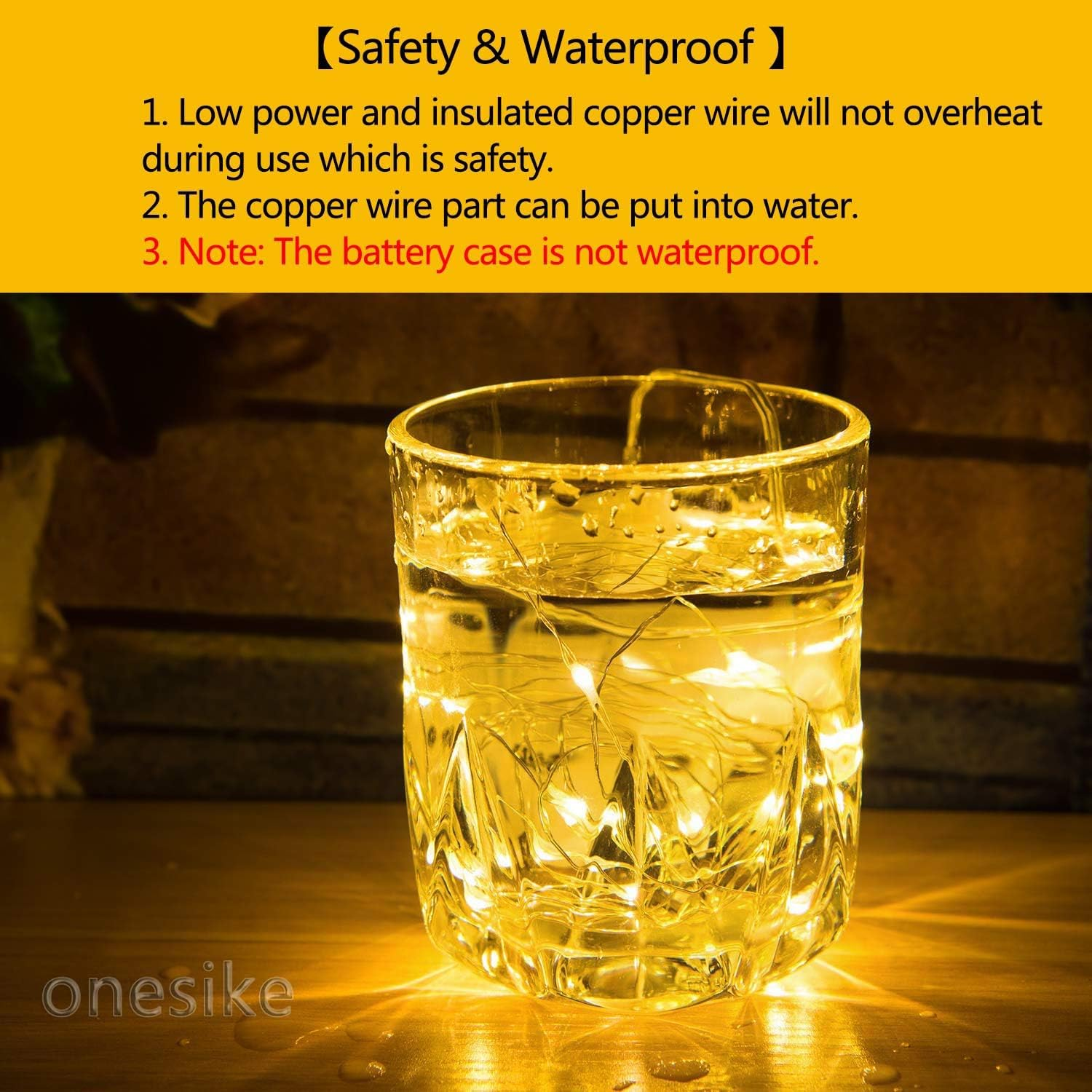 Ein Glas Wasser mit Lichtern darin, auf einer Holzoberfläche. Text oben besagt Sicherheits- und Wasserdichtheitsmerkmale.