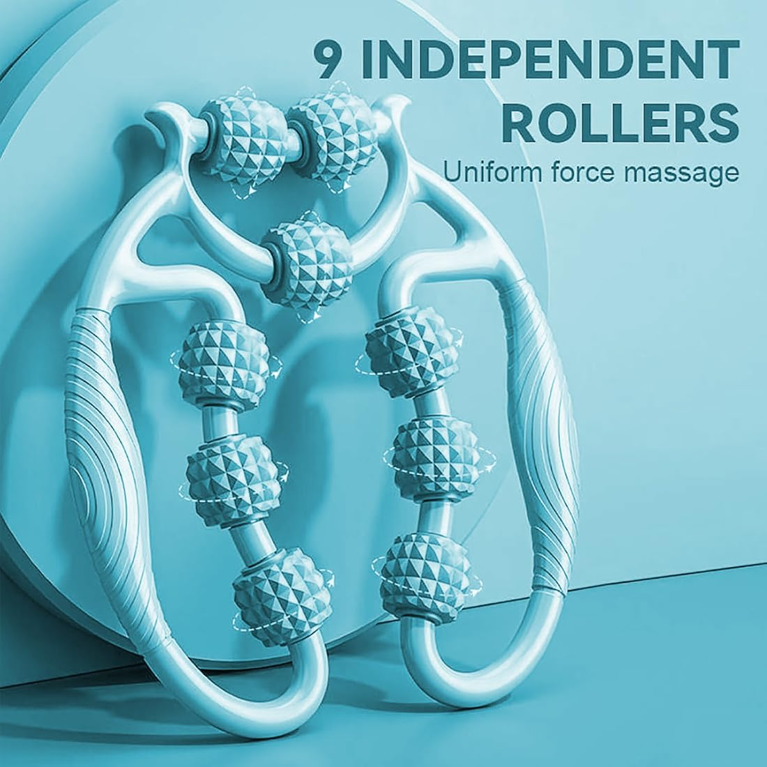 Ein türkisfarbenes Massagegerät mit 9 unabhängigen Rollen. Der Text lautet: 9 INDEPENDENT ROLLERS. Gleichmäßige Kraftmassage.