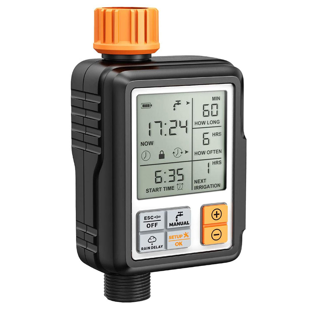 Ein digitaler Wasserzeitschalter in Schwarz und Orange zeigt die aktuelle Uhrzeit, Bewässerungsdauer und -häufigkeit an. Tasten für Einstellungen sind sichtbar.