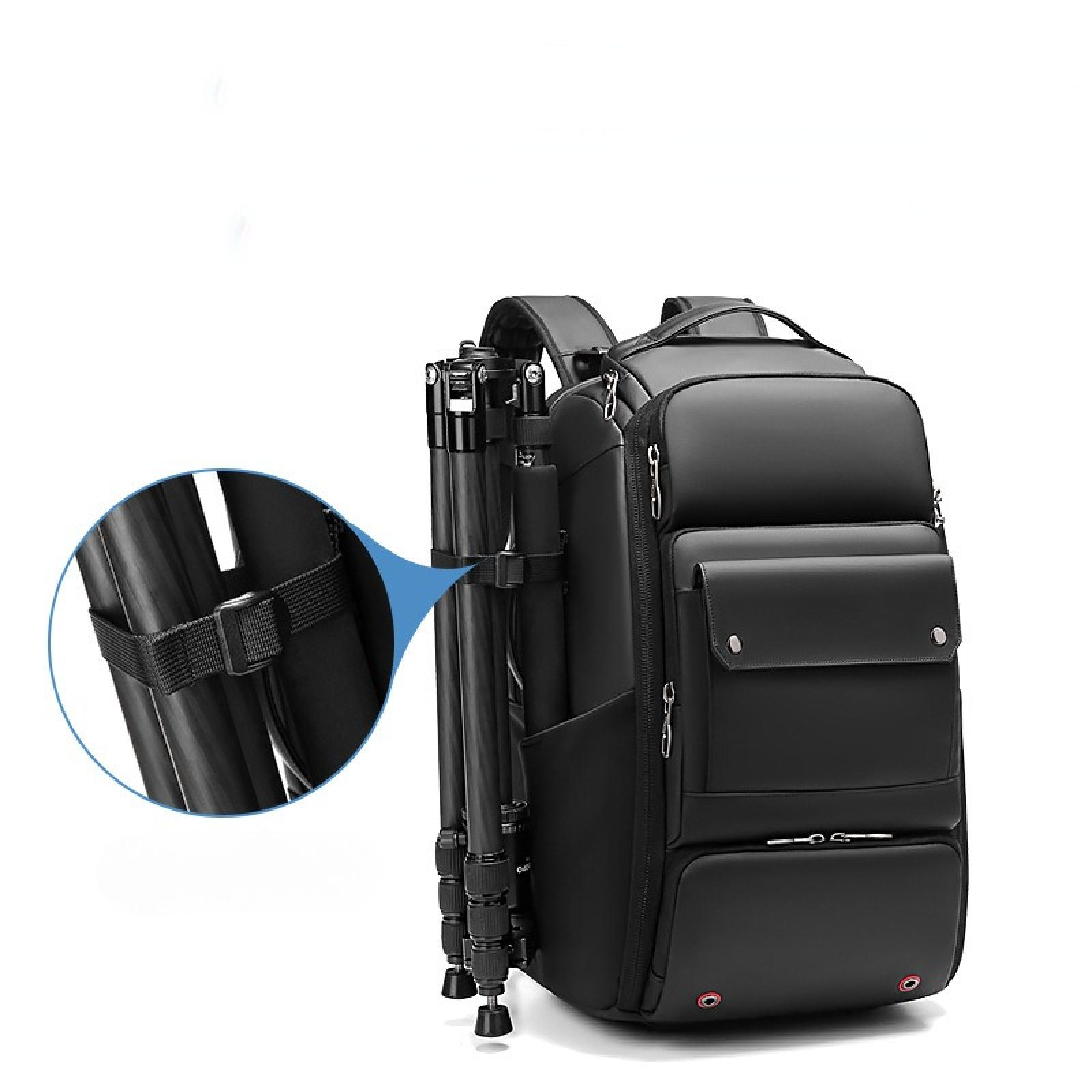 Ein schwarzer Rucksack mit einem Stativ. Er hat mehrere Fächer und Taschen und einen weißen Hintergrund.
