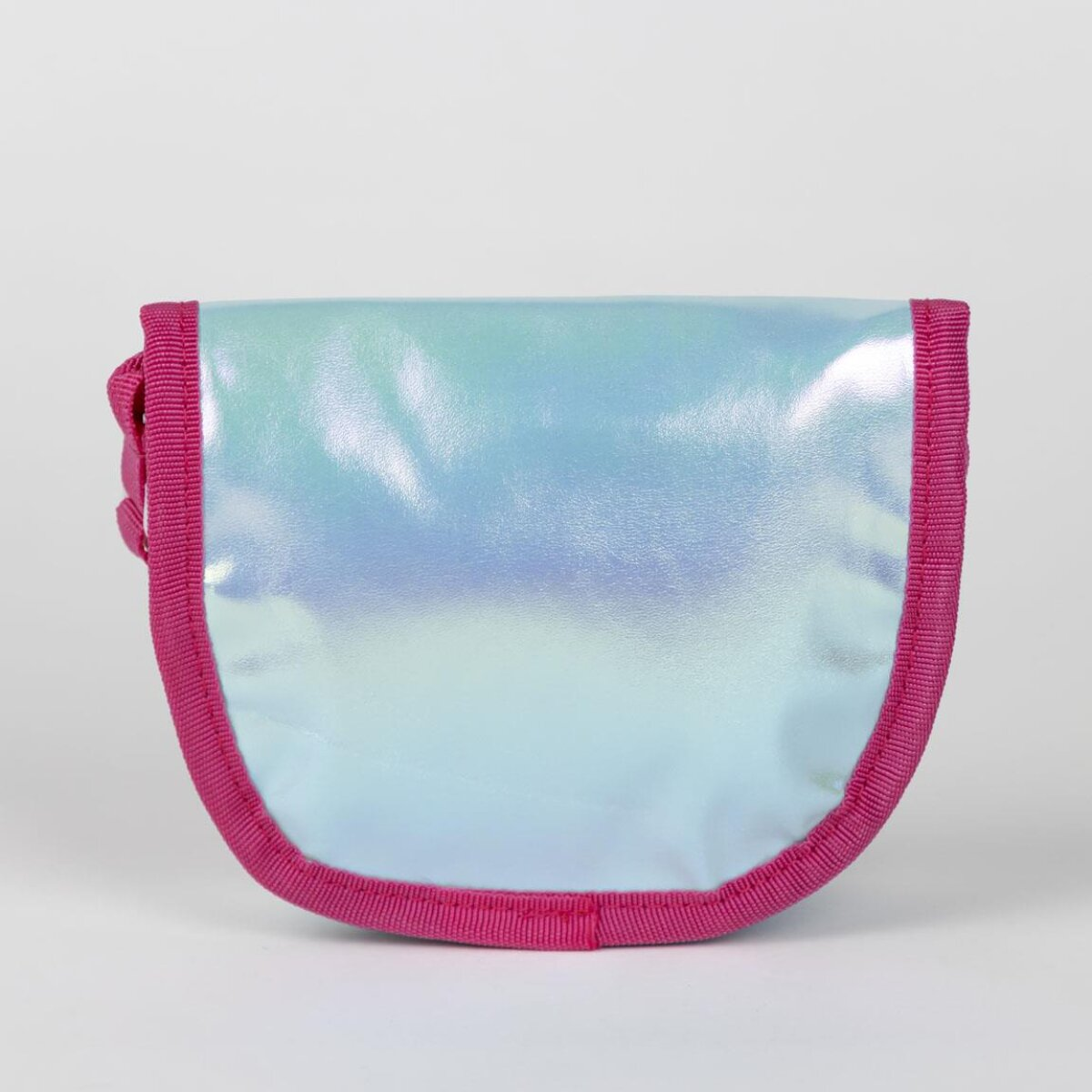 Eine kleine, schillernde Handtasche mit pinkfarbener Umrandung. Die Tasche befindet sich vor einem weißen Hintergrund.