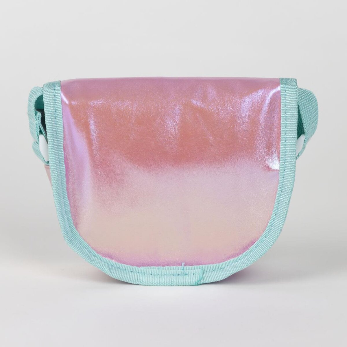 Eine kleine Tasche mit einem perlmuttfarbenen rosa Körper und hellblauen Verzierungen. Der Hintergrund ist schlicht weiß.