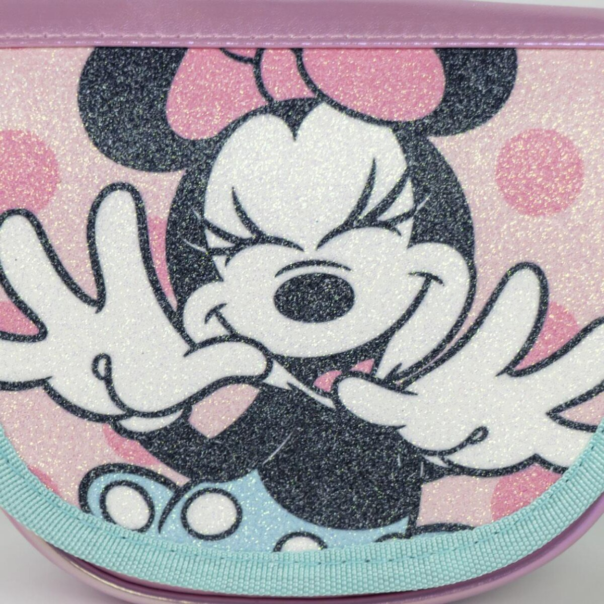 Ein Minnie-Maus-Design auf einem rosa glitzernden Hintergrund. Minnie lächelt mit ihren Händen nach oben. Der Hintergrund hat rosa Tupfen.
