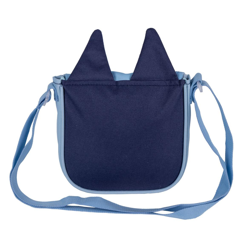 Una bolsa azul marino con ribetes y correa celeste. Tiene dos solapas en forma de oreja en la parte superior. El fondo es blanco.